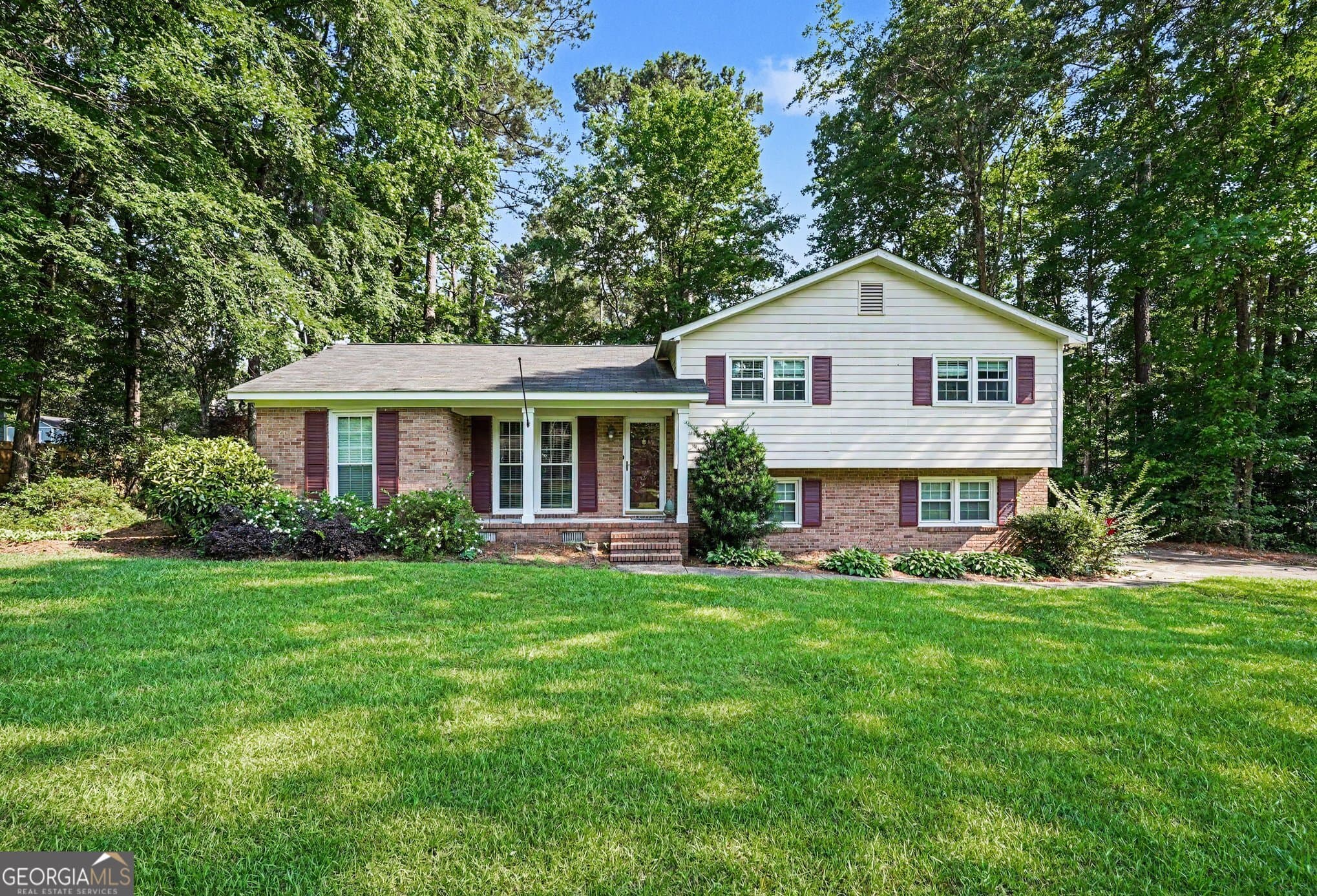 3 bedroom, 2 bathroom, 1,427 sq ft single family residence for sale at 752 Springdale Woods Drive, Macon, GA 31210 — photo 2