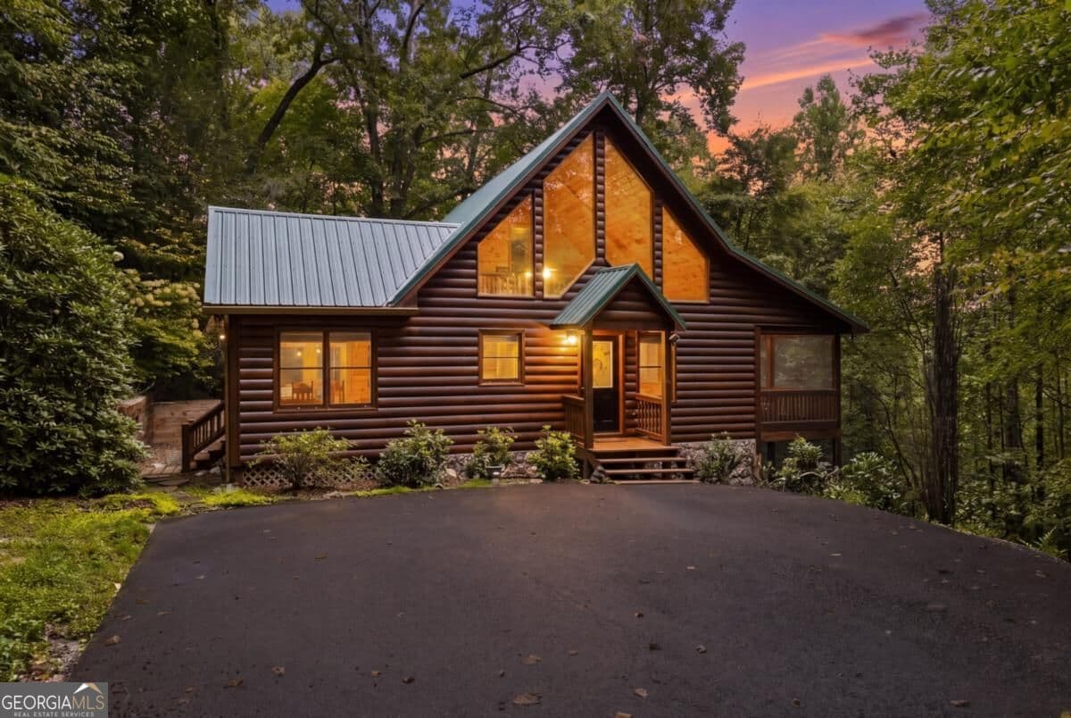 3 bedroom, 3.5 bathroom, 2,960 sq ft cabin,single family residence for sale at 123 Lone Oak Drive, Blue Ridge, GA 30513 — photo 1 of 46