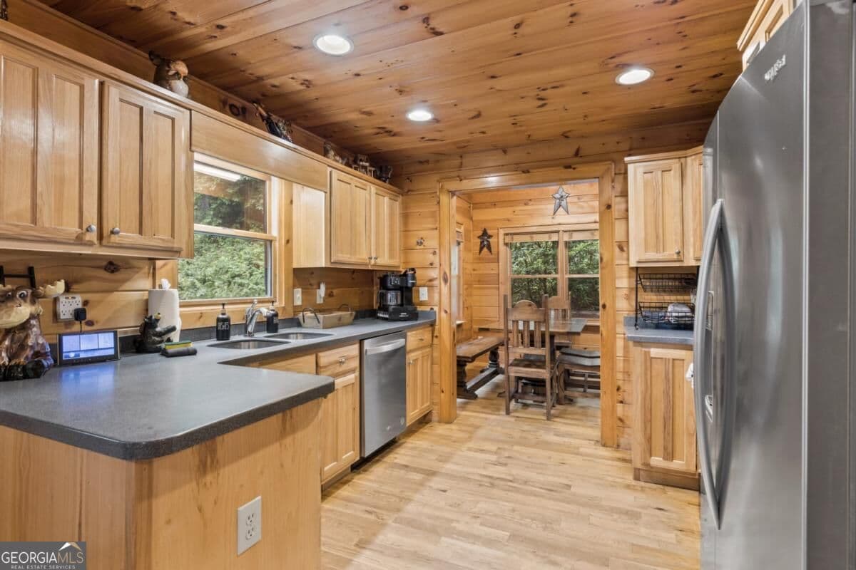 3 bedroom, 3.5 bathroom, 2,960 sq ft cabin,single family residence for sale at 123 Lone Oak Drive, Blue Ridge, GA 30513 — photo 10