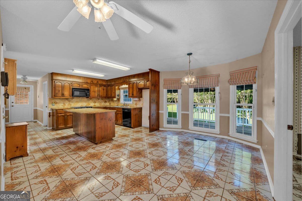 4 bedroom, 3.5 bathroom, 3,583 sq ft single family residence for sale at 105 Julies Circle, Perry, GA 31069 — photo 10