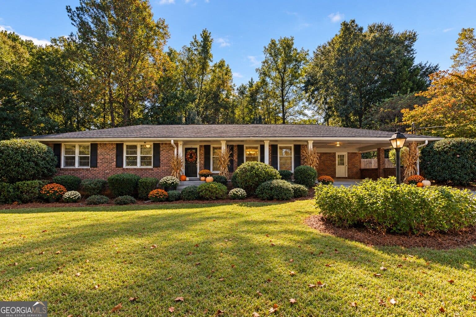 3 bedroom, 2 bathroom, 1,799 sq ft single family residence for sale at 6608 Ridge Moore Drive, Atlanta, GA 30360 — photo 1 of 28