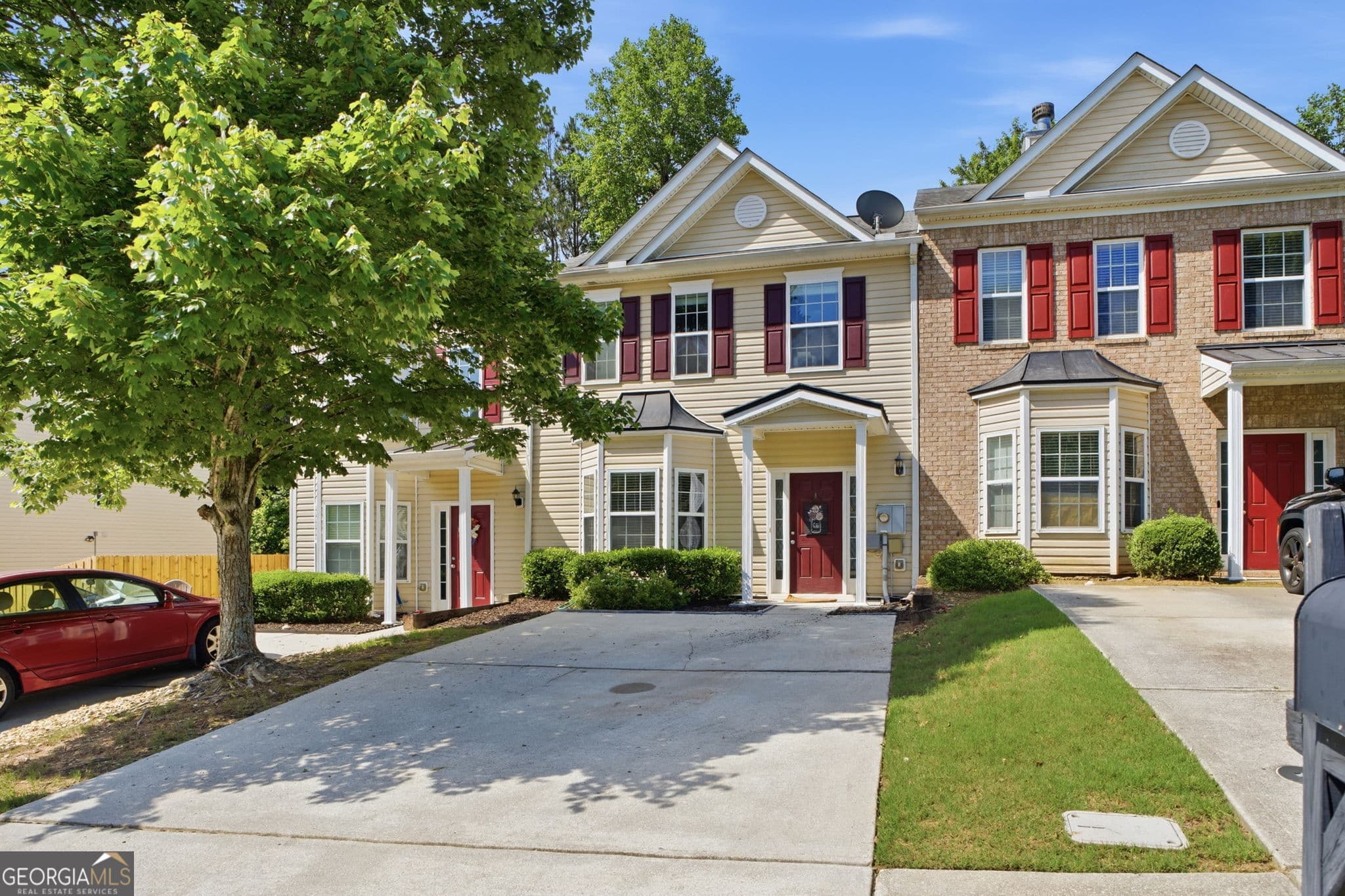 2 bedroom, 2.5 bathroom, 1,292 sq ft townhouse for sale at 5216 Birch Court, Oakwood, GA 30566 — photo 2