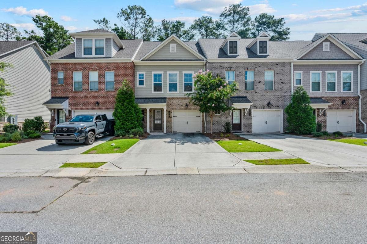 3 bedroom, 2.5 bathroom, 1,897 sq ft townhouse for sale at 211 Mahone Drive, Lilburn, GA 30047 — photo 2