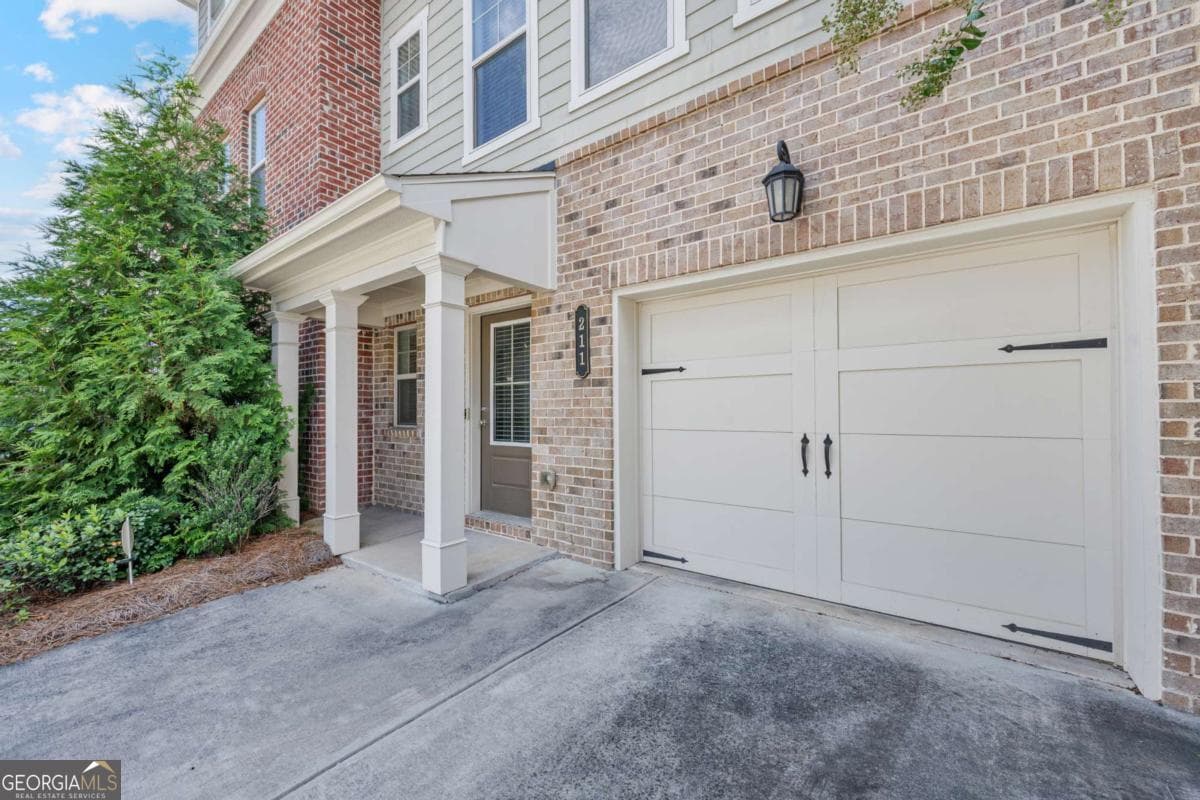 3 bedroom, 2.5 bathroom, 1,897 sq ft townhouse for sale at 211 Mahone Drive, Lilburn, GA 30047 — photo 4