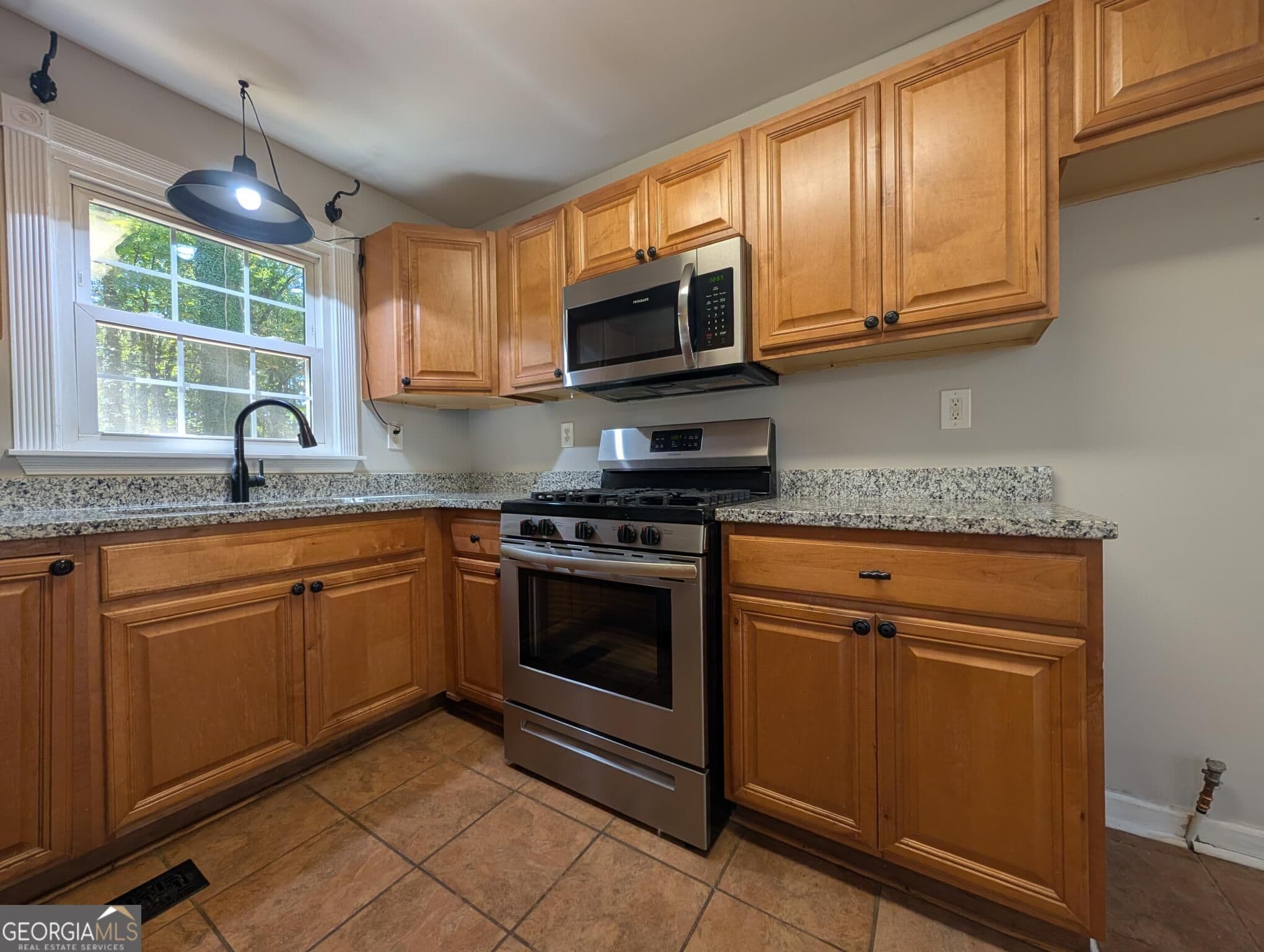 3 bedroom, 1 bathroom, 816 sq ft single family residence for sale at 2063 White Oak Circle, Kennesaw, GA 30144 — photo 9