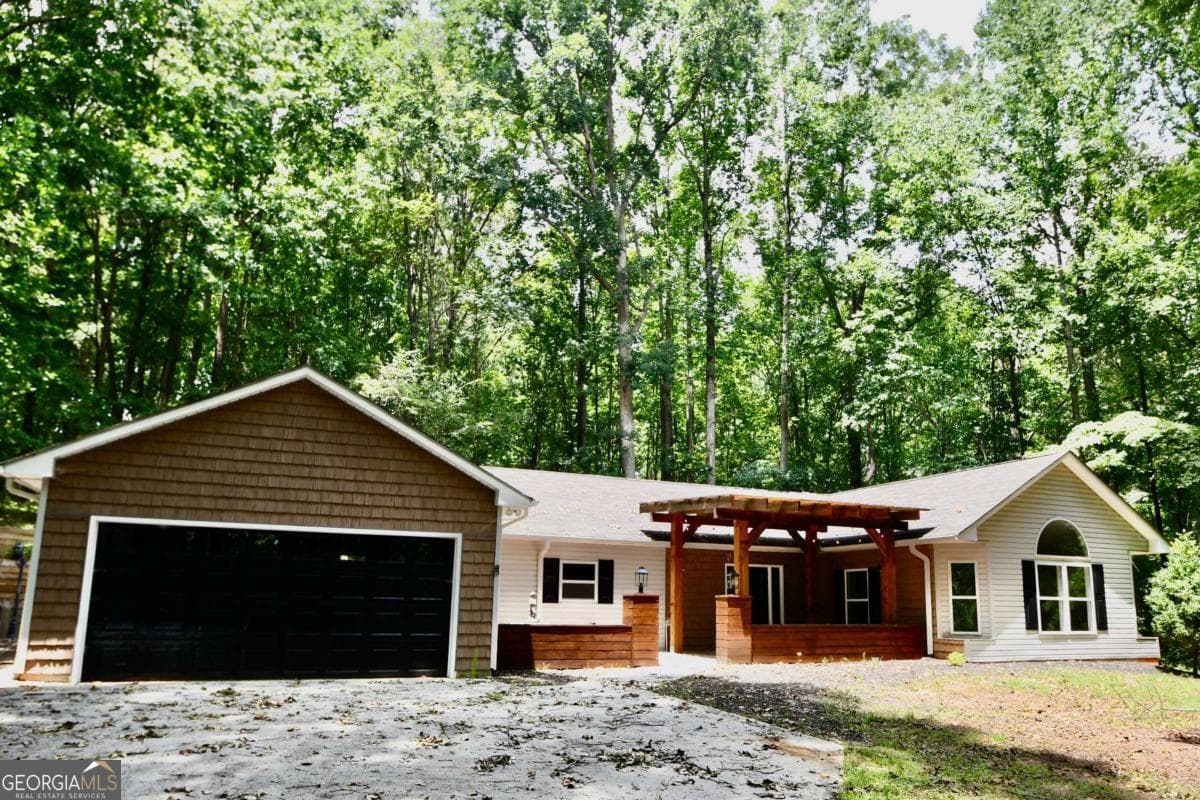 3 bedroom, 2.5 bathroom, 1,688 sq ft single family residence for sale at 257 Lake Place Drive, Lavonia, GA 30553 — photo 2