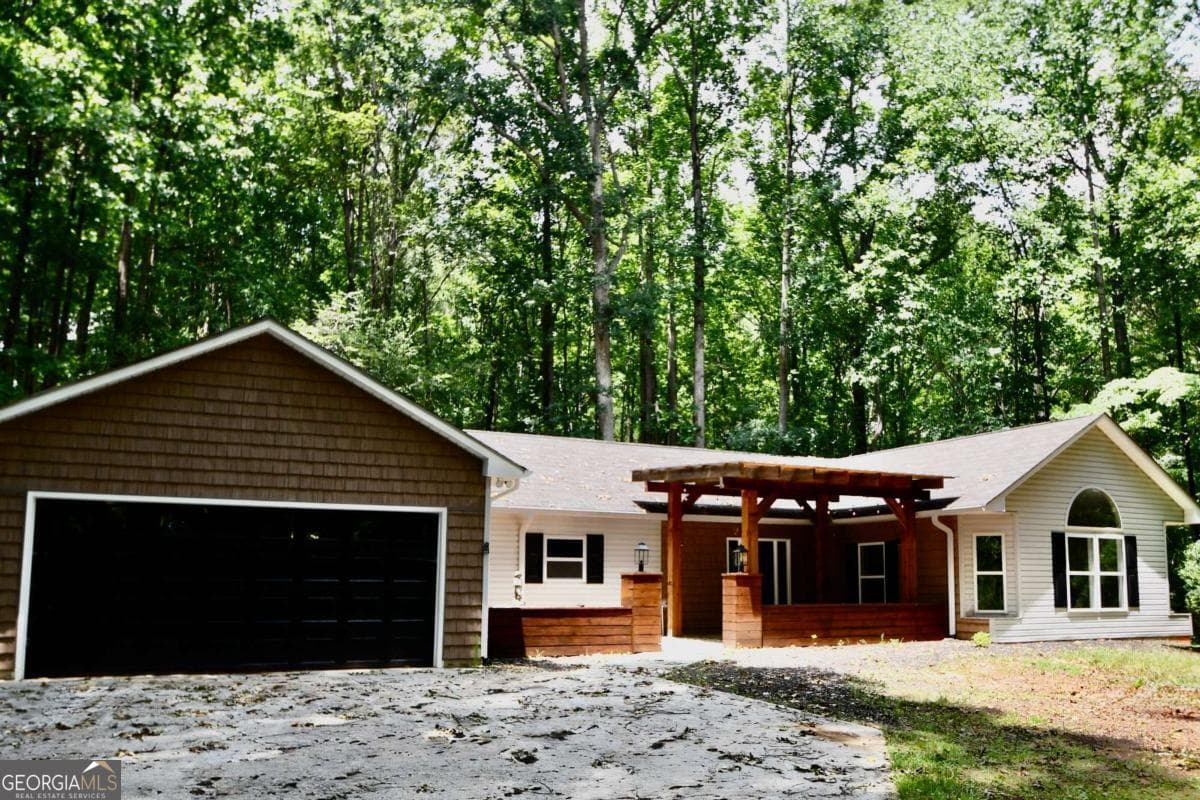 3 bedroom, 2.5 bathroom, 1,688 sq ft single family residence for sale at 257 Lake Place Drive, Lavonia, GA 30553 — photo 1 of 46