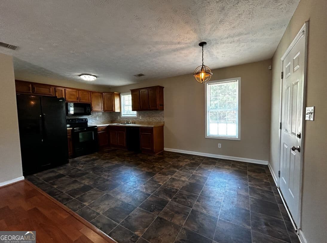 3 bedroom, 2 bathroom, 1,260 sq ft single family residence for rent at 80 Stonegate Drive, Cedartown, GA 30125 for $1,400 a month — photo 3