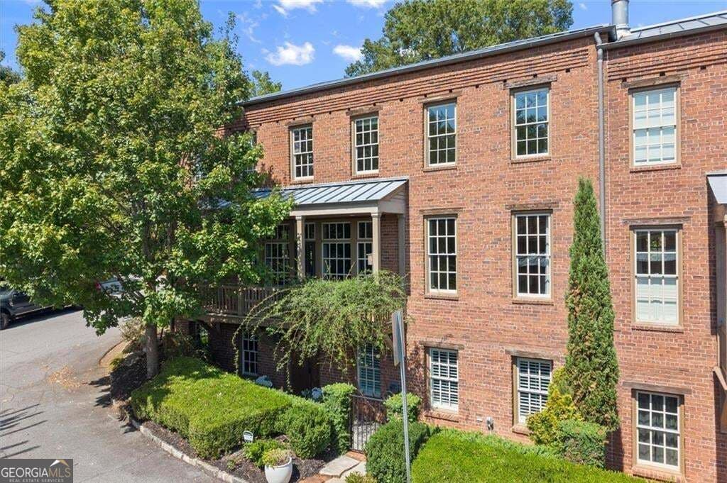 3 bedroom, 3.5 bathroom, 3,300 sq ft townhouse for sale at 65 Sloan Street 3, Roswell, GA 30075 — photo 2