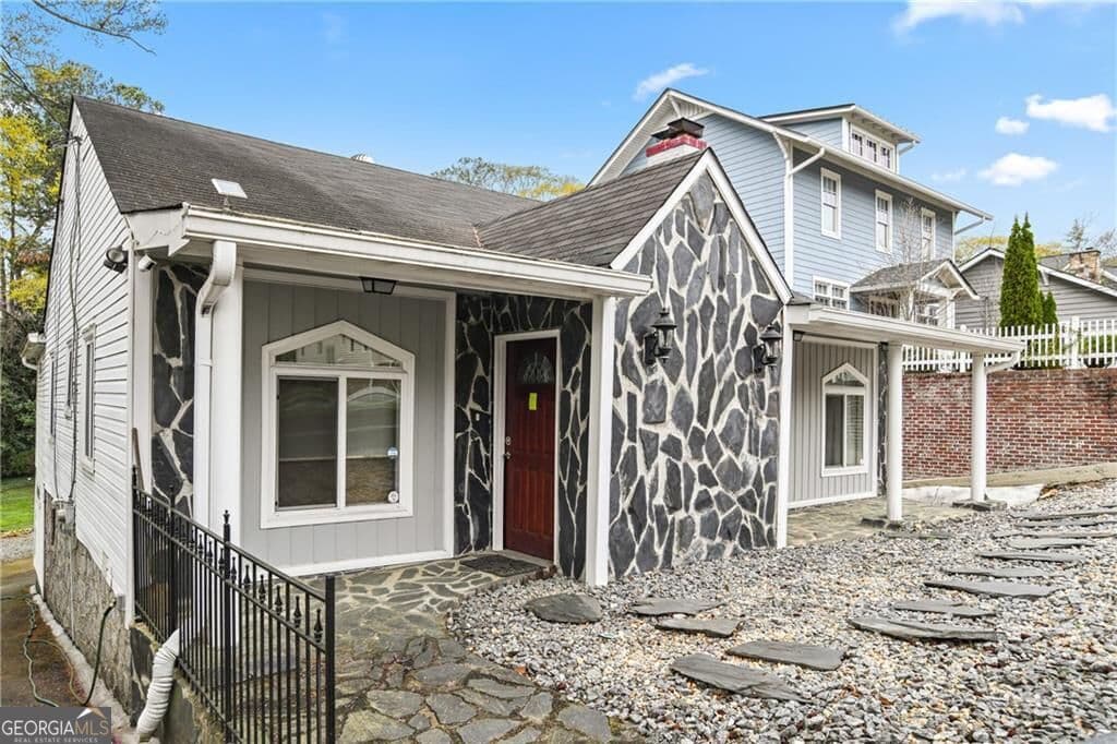 3 bedroom, 3 bathroom, 2,961 sq ft single family residence for sale at 2900 Lookout Place, Atlanta, GA 30305 — photo 2
