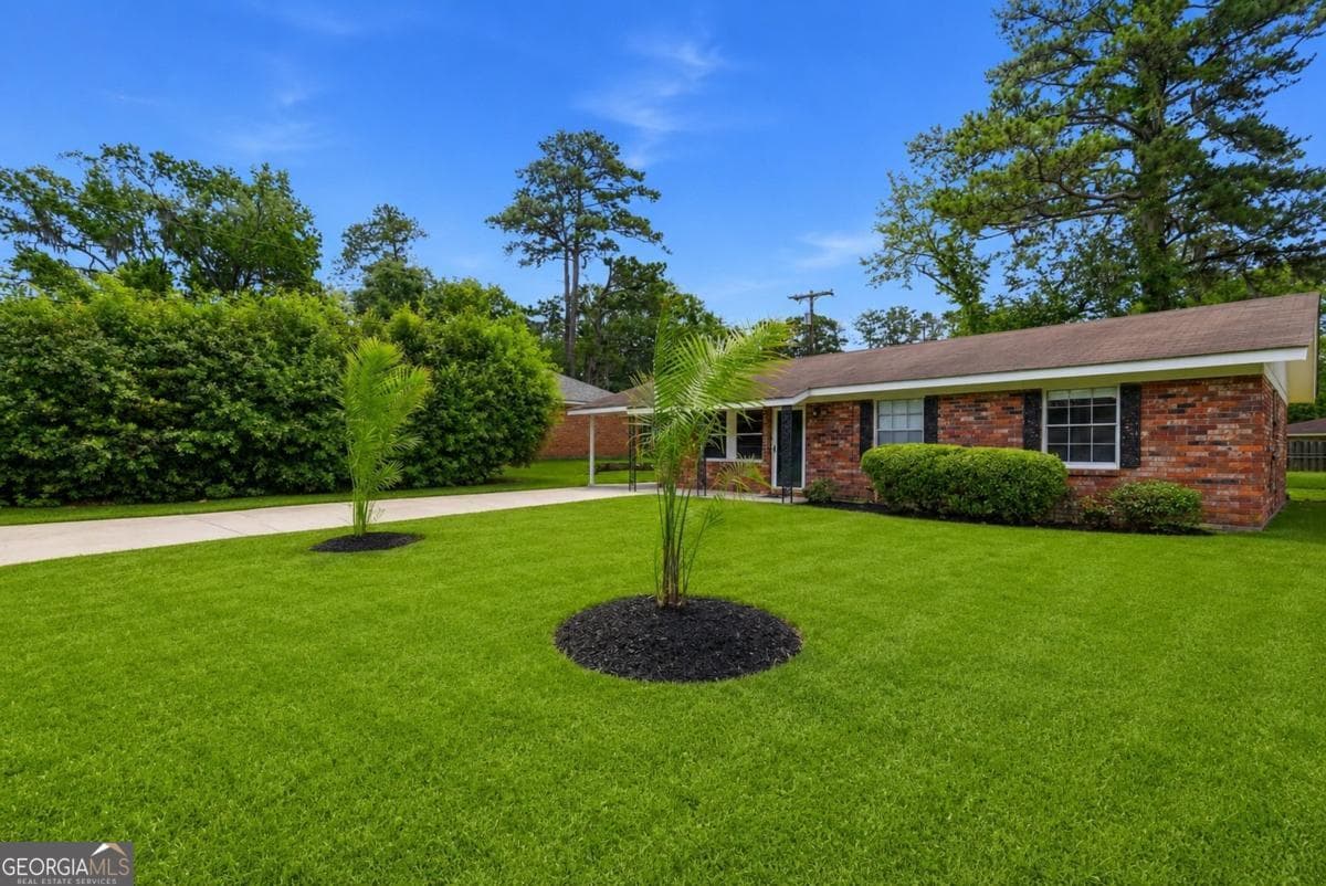 3 bedroom, 1 bathroom, 1,134 sq ft single family residence for sale at 4 Lucian Circle, Savannah, GA 31406 — photo 3