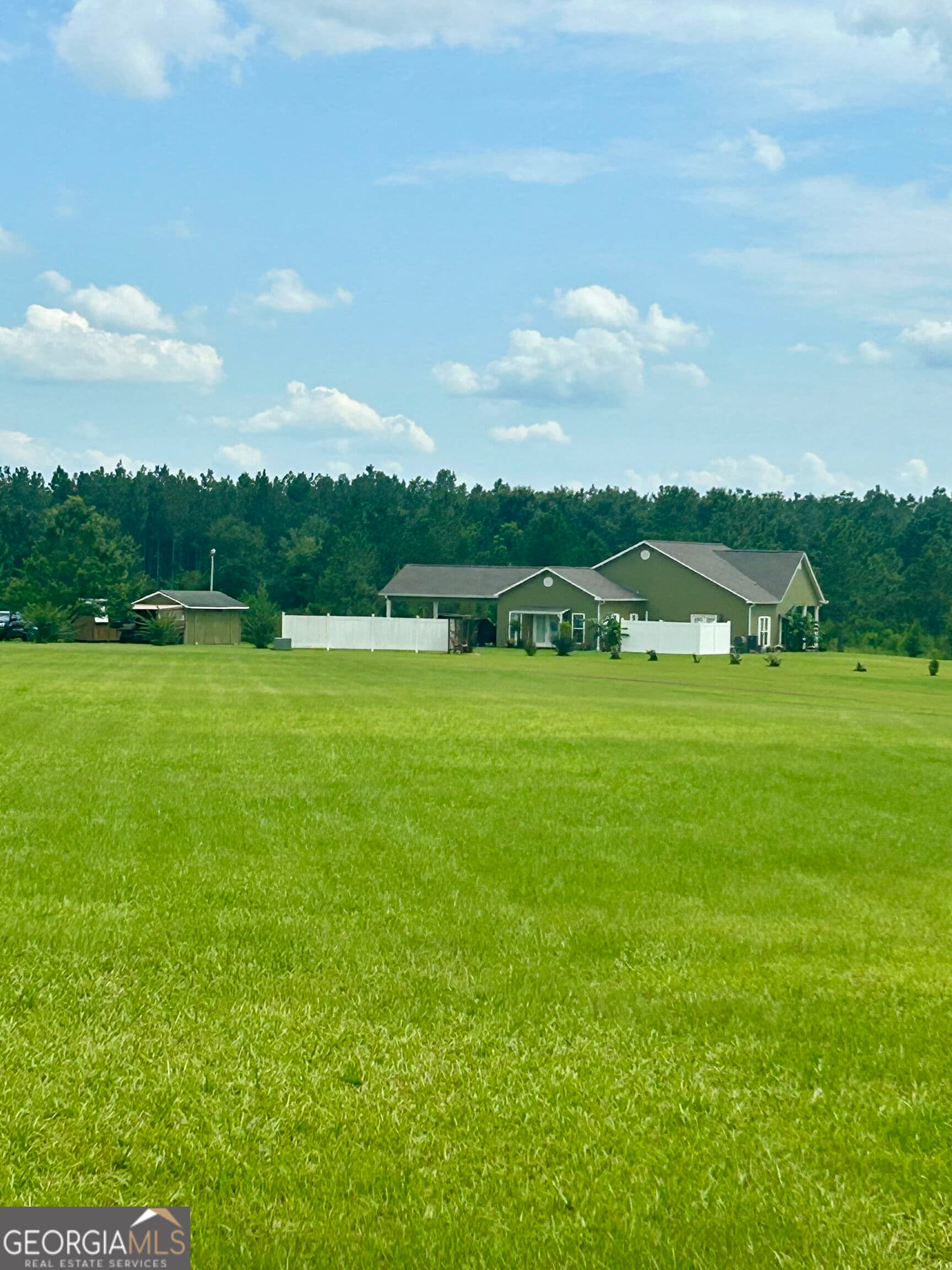4 bedroom, 3 bathroom single family residence under contract at 3858 Sapps Lake Rdn/A N/A, Enigma, GA 31749 — photo 6