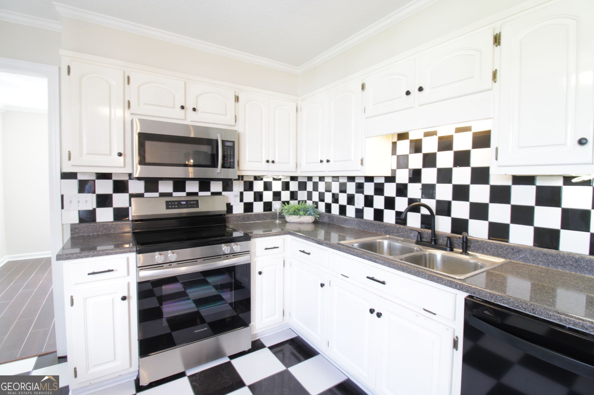 3 bedroom, 2 bathroom, 2,032 sq ft single family residence for sale at 1925 Elaine Avenue, Waycross, GA 31503 — photo 8
