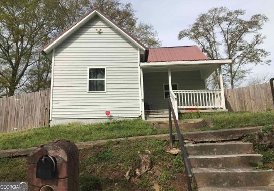 2 bedroom, 2 bathroom, 1,008 sq ft single family residence for sale at 143 Martin Luther King Jr Boulevard, Tallapoosa, GA 30176