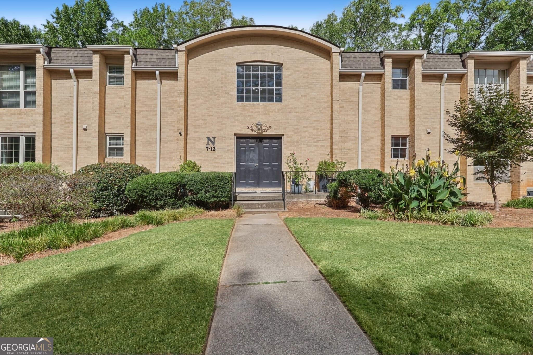 2 bedroom, 2 bathroom, 1,039 sq ft condominium for sale at 5400 Roswell Road N9, Sandy Springs, GA 30342 — photo 2
