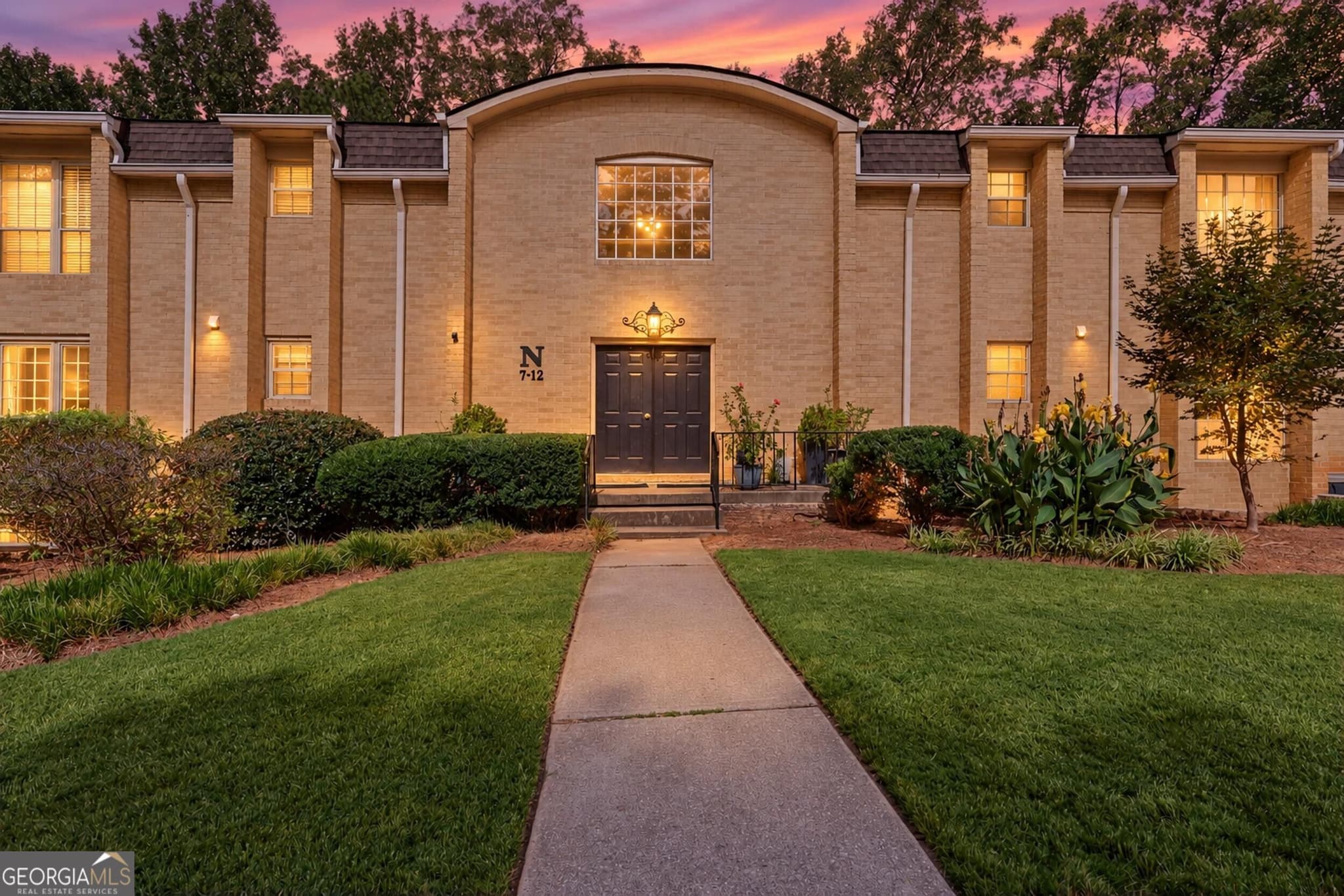 2 bedroom, 2 bathroom, 1,039 sq ft condominium for sale at 5400 Roswell Road N9, Sandy Springs, GA 30342 — photo 1 of 20