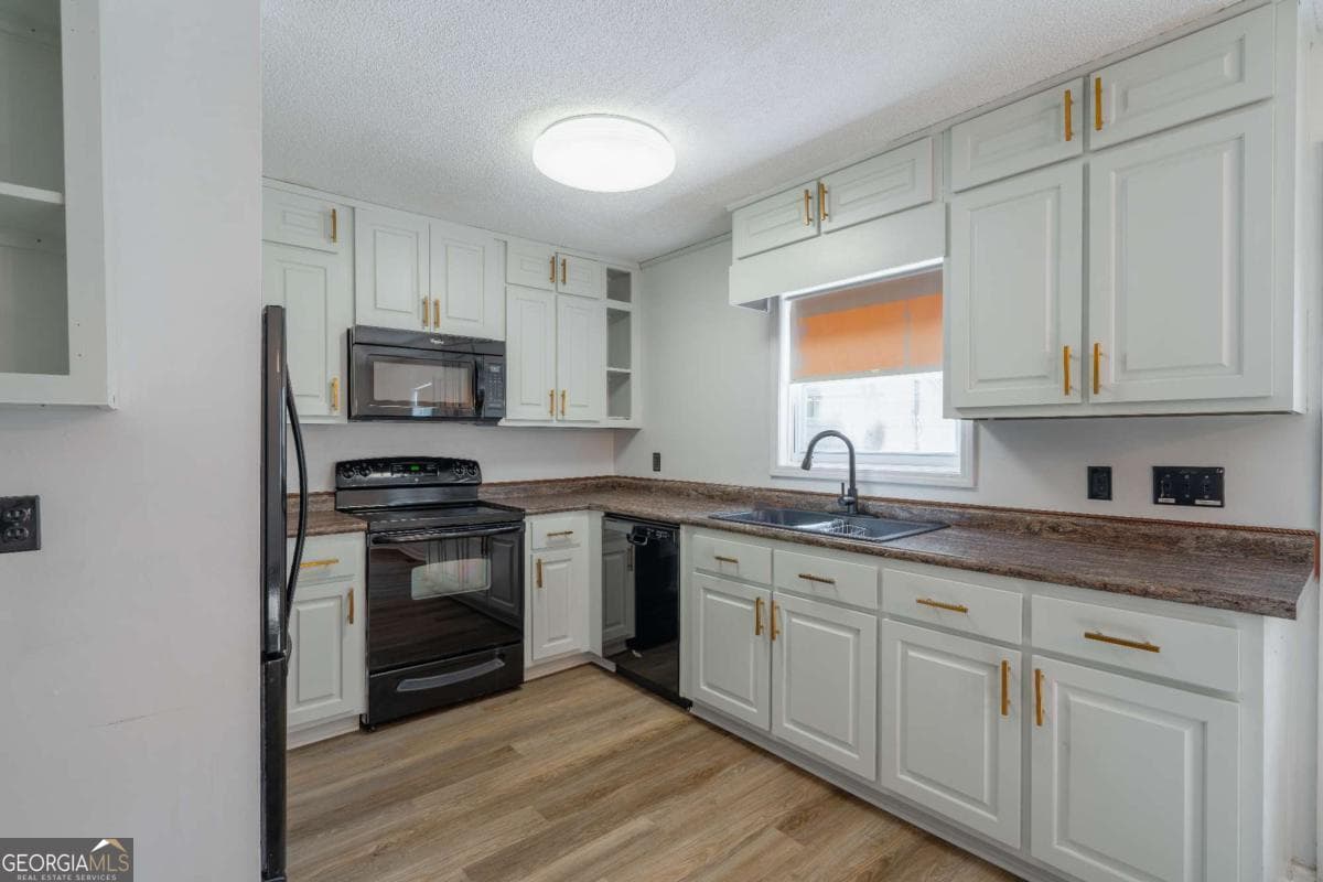 3 bedroom, 2 bathroom, 1,334 sq ft single family residence for sale at 3230 Halifax Drive, Cumming, GA 30041 — photo 4