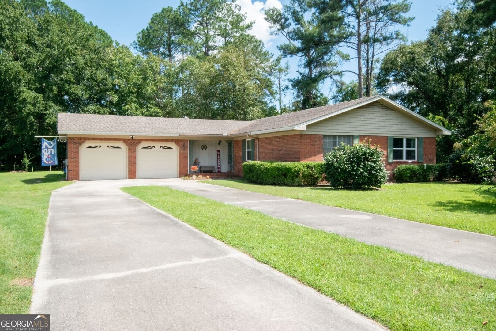 3 bedroom, 2 bathroom, 1,570 sq ft single family residence for sale at 2300 Walnut Lane, Waycross, GA 31501 — photo 2