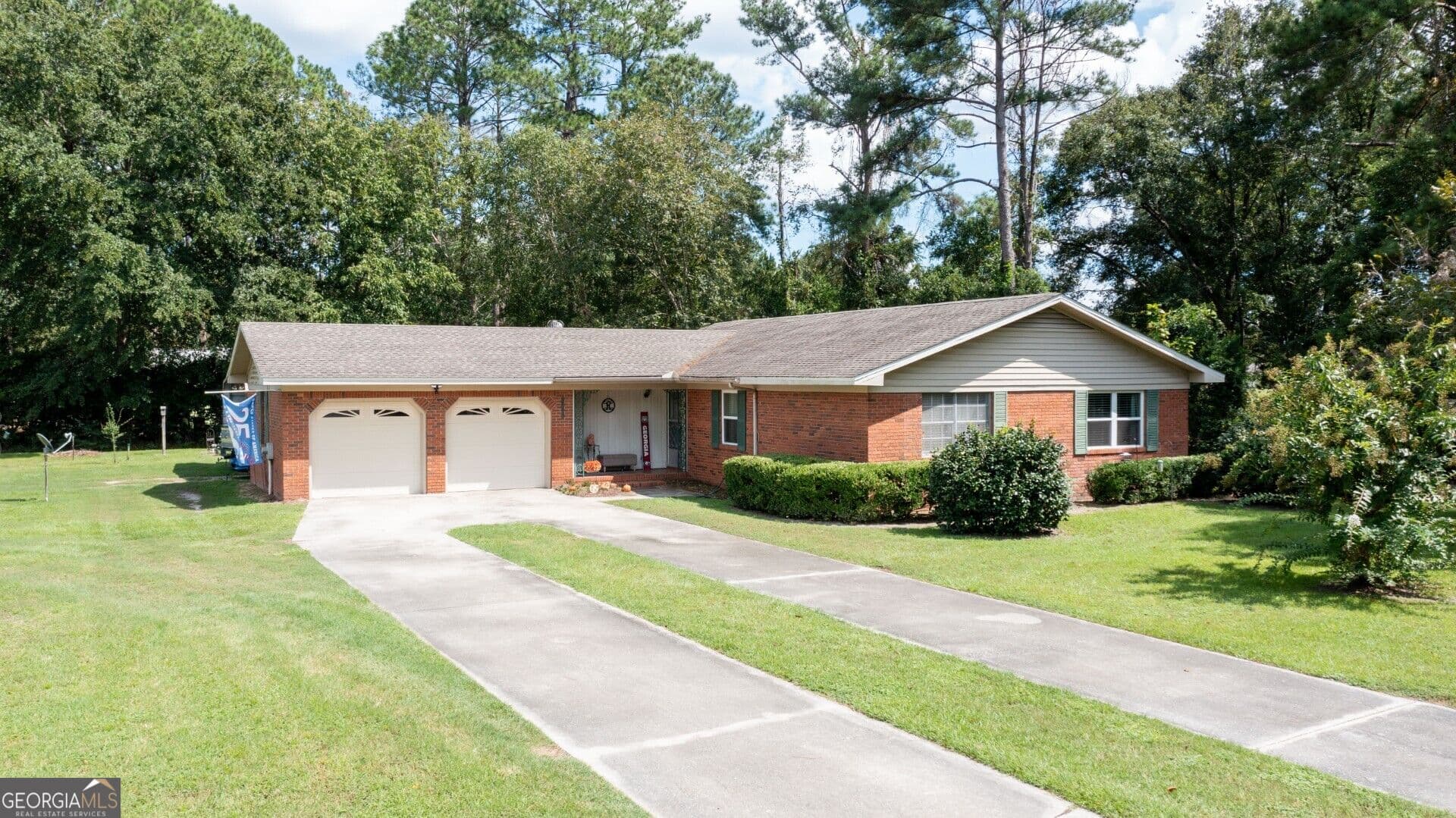 3 bedroom, 2 bathroom, 1,570 sq ft single family residence for sale at 2300 Walnut Lane, Waycross, GA 31501 — photo 3