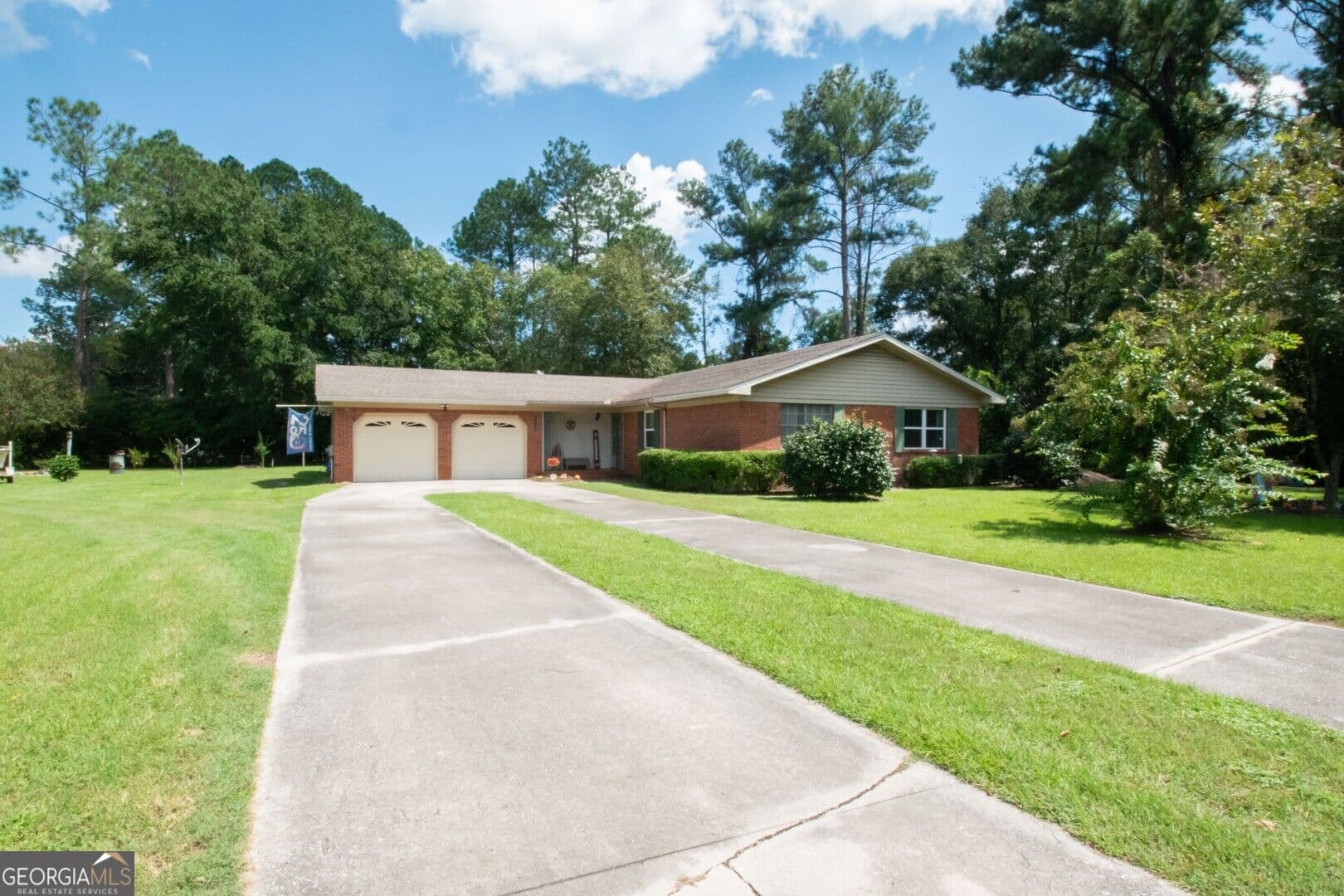 3 bedroom, 2 bathroom, 1,570 sq ft single family residence for sale at 2300 Walnut Lane, Waycross, GA 31501 — photo 5