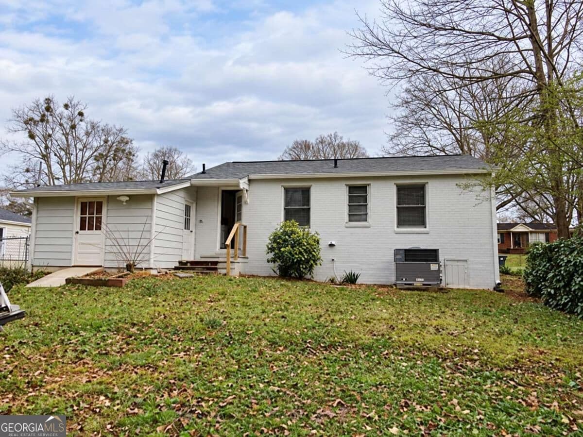 2 bedroom, 1 bathroom, 800 sq ft single family residence for sale at 3976 Mcdaniel Street, Chamblee, GA 30341 — photo 3