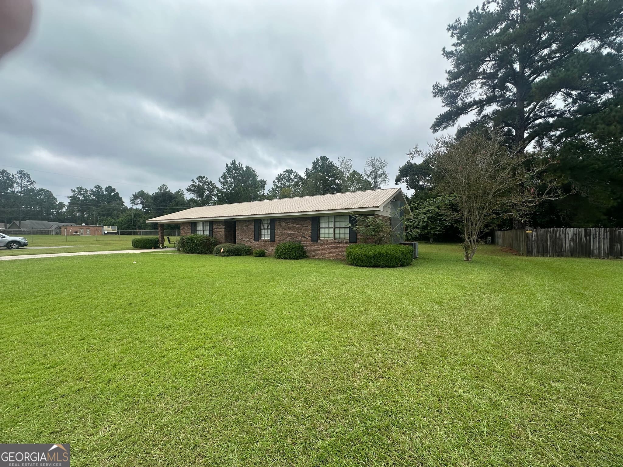 5 bedroom, 3 bathroom, 2,116 sq ft single family residence for sale at 1137 Windsor Drive, Tifton, GA 31794 — photo 2