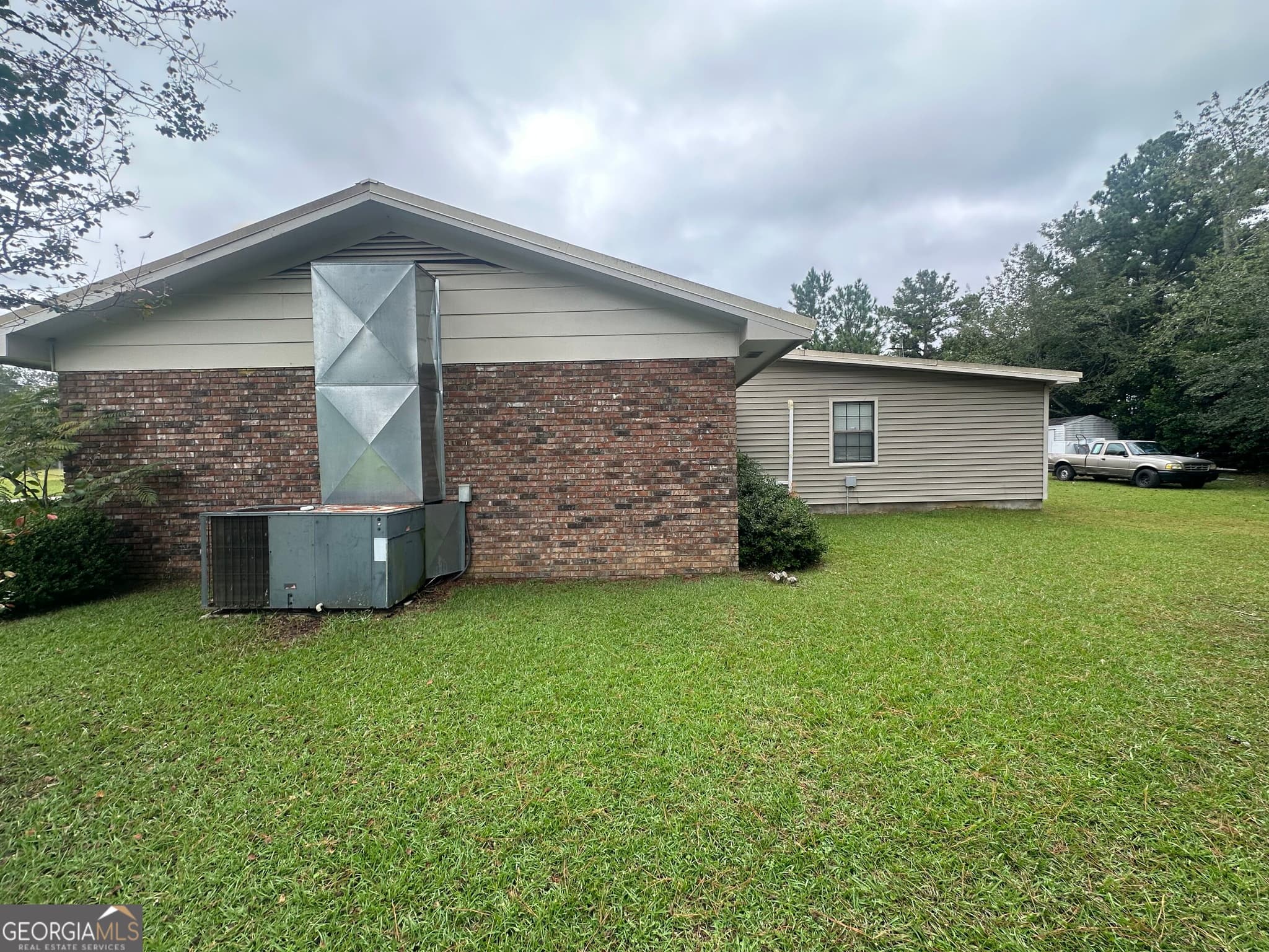 5 bedroom, 3 bathroom, 2,116 sq ft single family residence for sale at 1137 Windsor Drive, Tifton, GA 31794 — photo 3