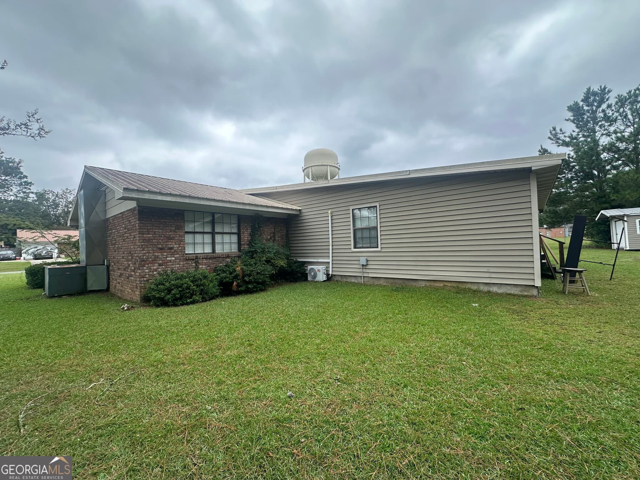 5 bedroom, 3 bathroom, 2,116 sq ft single family residence for sale at 1137 Windsor Drive, Tifton, GA 31794 — photo 5