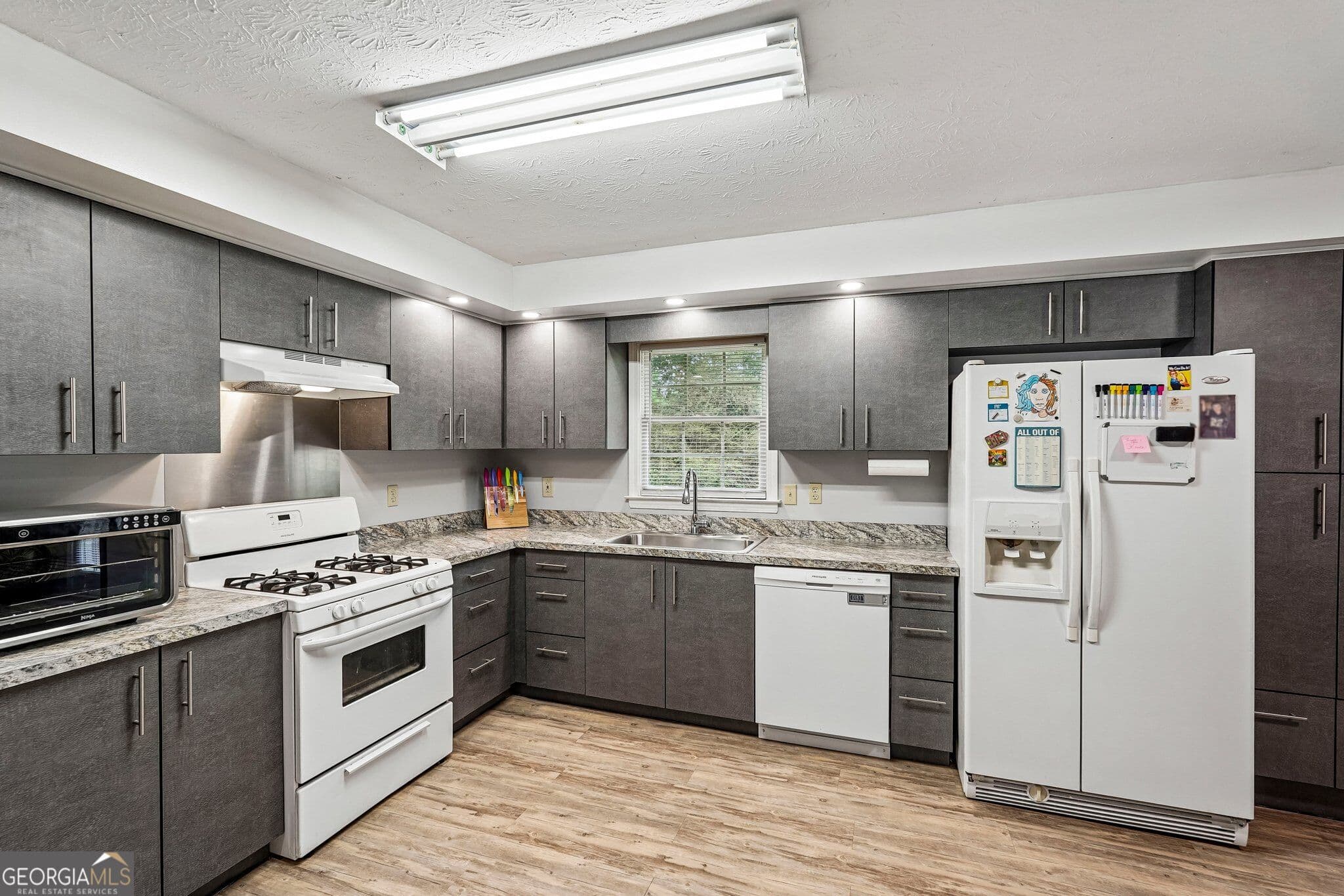 3 bedroom, 3 bathroom, 2,530 sq ft single family residence for sale at 52 Aspen Lake Trace, Newnan, GA 30263 — photo 9
