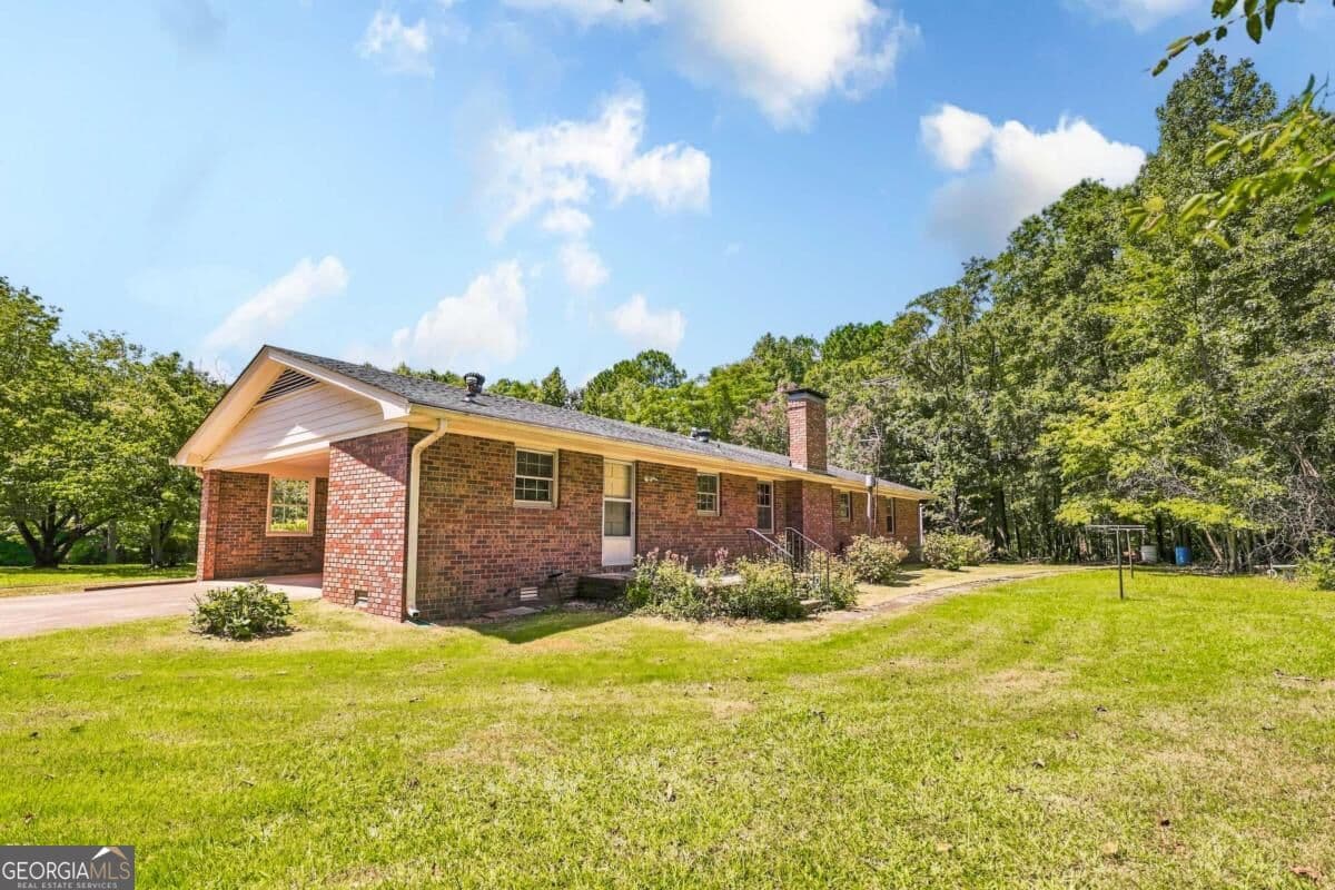 3 bedroom, 1.5 bathroom, 1,725 sq ft single family residence for sale at 9036 Highway 72, Hull, GA 30646 — photo 3