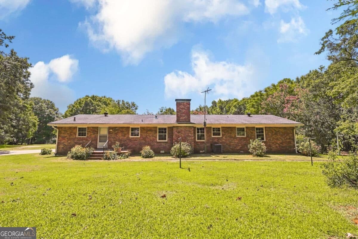 3 bedroom, 1.5 bathroom, 1,725 sq ft single family residence for sale at 9036 Highway 72, Hull, GA 30646 — photo 4