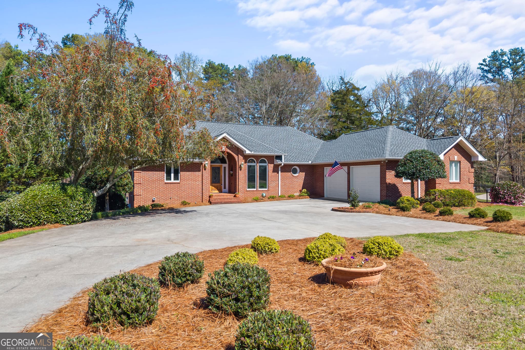 3 bedroom, 3 bathroom, 3,660 sq ft single family residence under contract at 424 Capri Point, Lavonia, GA 30553 — photo 2