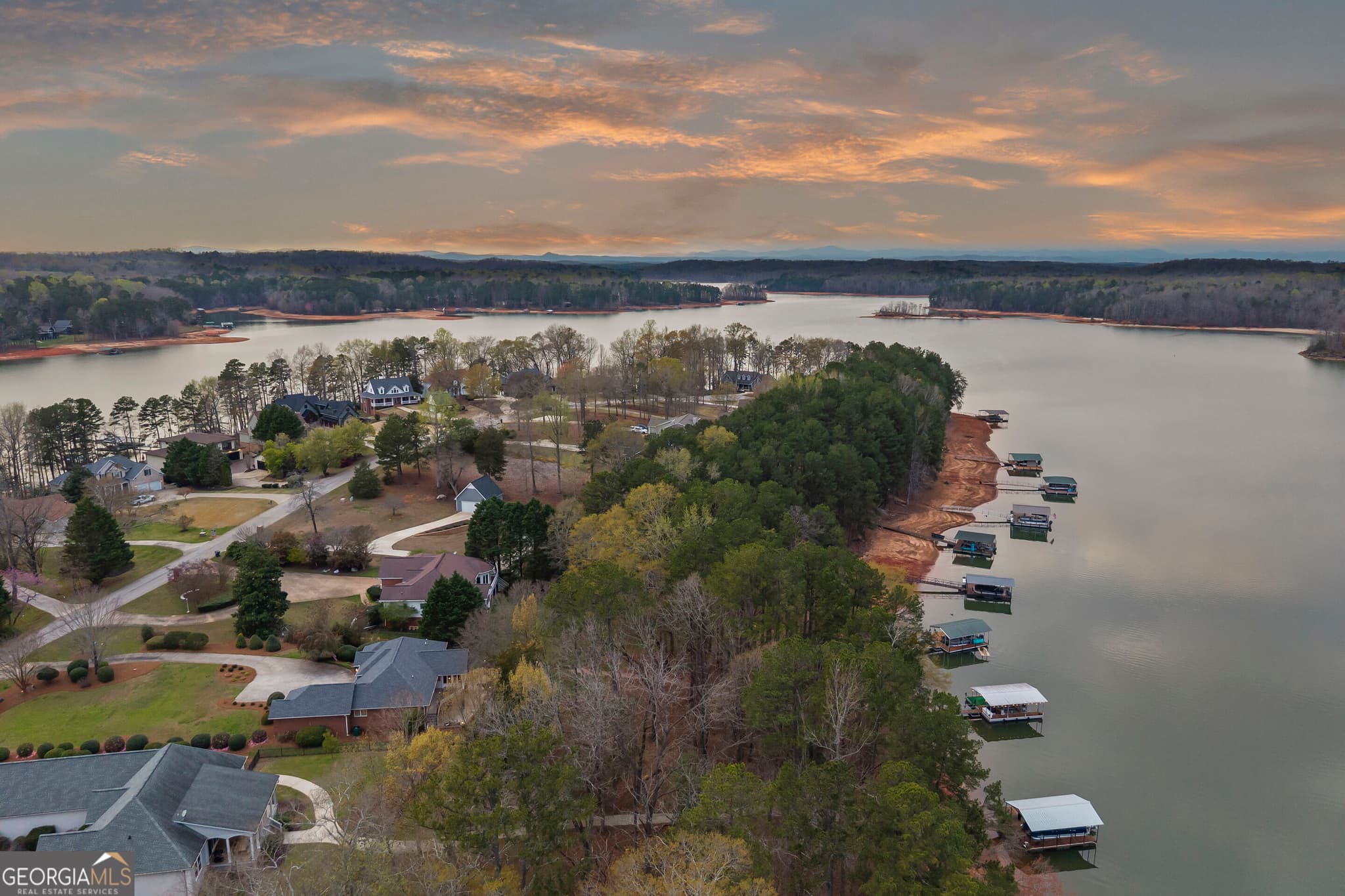 3 bedroom, 3 bathroom, 3,660 sq ft single family residence under contract at 424 Capri Point, Lavonia, GA 30553 — photo 5