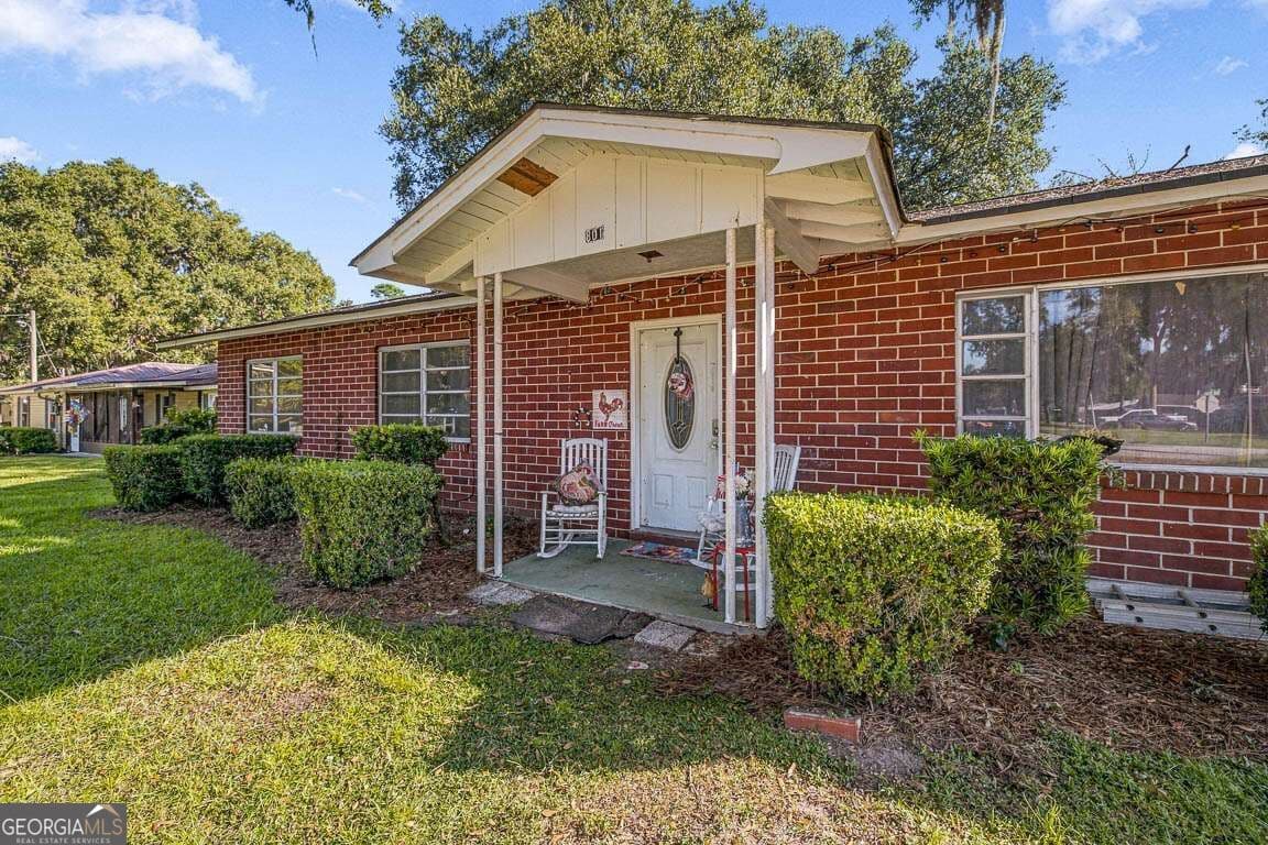 3 bedroom, 2 bathroom, 1,680 sq ft single family residence for sale at 801 Oak Bluff Road, Brunswick, GA 31525 — photo 2