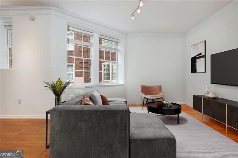 1 bedroom, 1 bathroom, 902 sq ft condominium for sale at 800 Peachtree Street 306, Atlanta, GA 30308 — photo 2