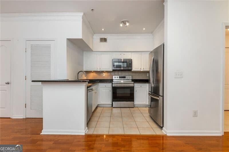 1 bedroom, 1 bathroom, 902 sq ft condominium for sale at 800 Peachtree Street 306, Atlanta, GA 30308 — photo 8