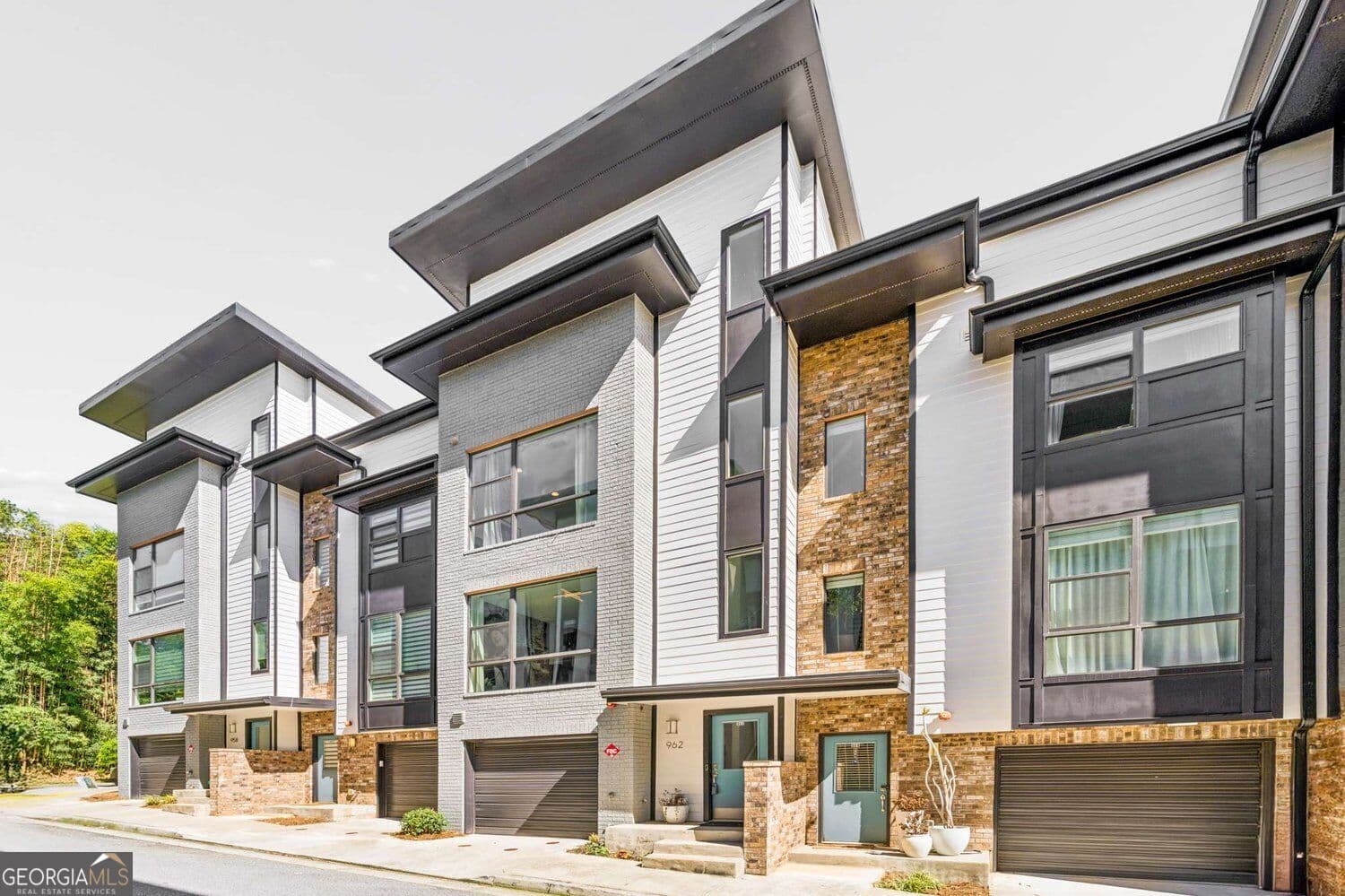 3 bedroom, 3.5 bathroom, 1,992 sq ft townhouse for sale at 962 Moda Drive, Atlanta, GA 30316 — photo 3