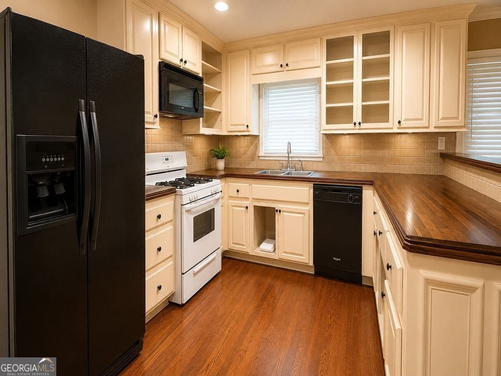 7 bedroom, 3 bathroom, 1,405 sq ft single family residence for sale at 2732 Oldknow Drive, Atlanta, GA 30318 — photo 2