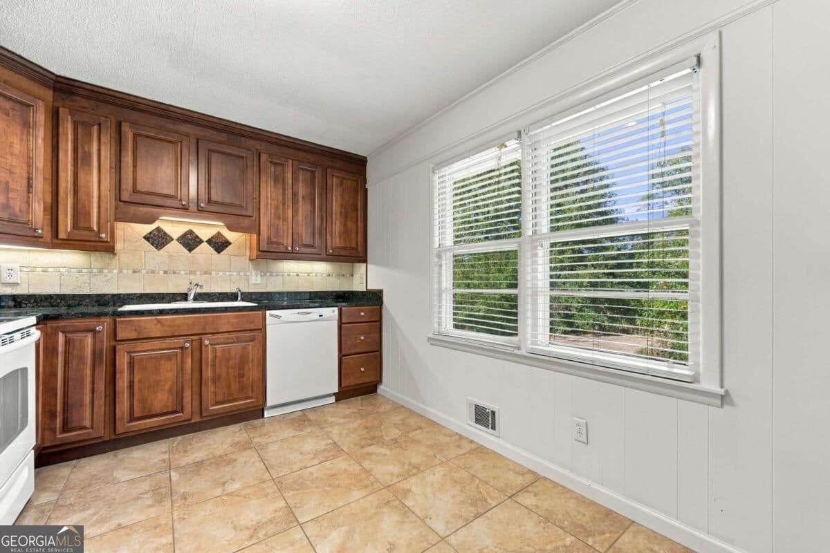 3 bedroom, 1.5 bathroom, 988 sq ft single family residence for sale at 5911 Betty Street, Austell, GA 30106 — photo 10
