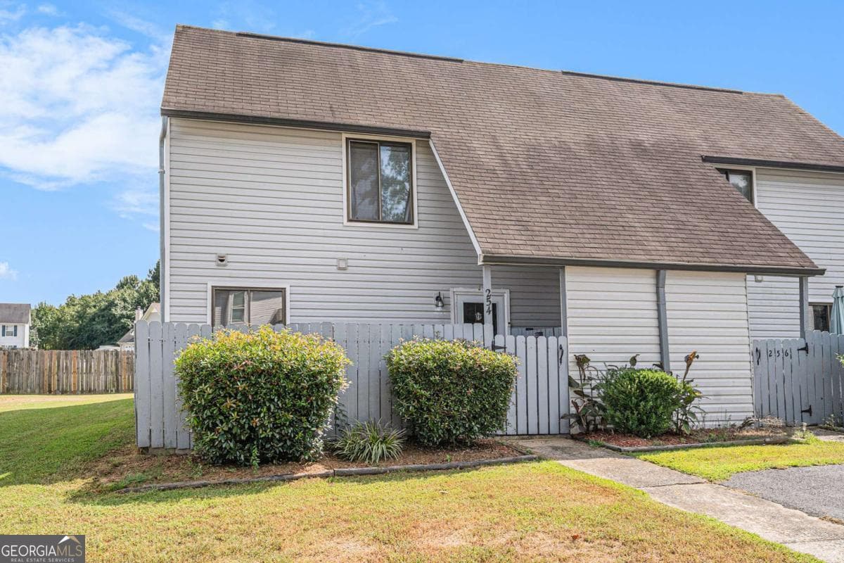 3 bedroom, 2.5 bathroom, 1,392 sq ft condominium for sale at 254 Country Club Drive, Jonesboro, GA 30238 — photo 3