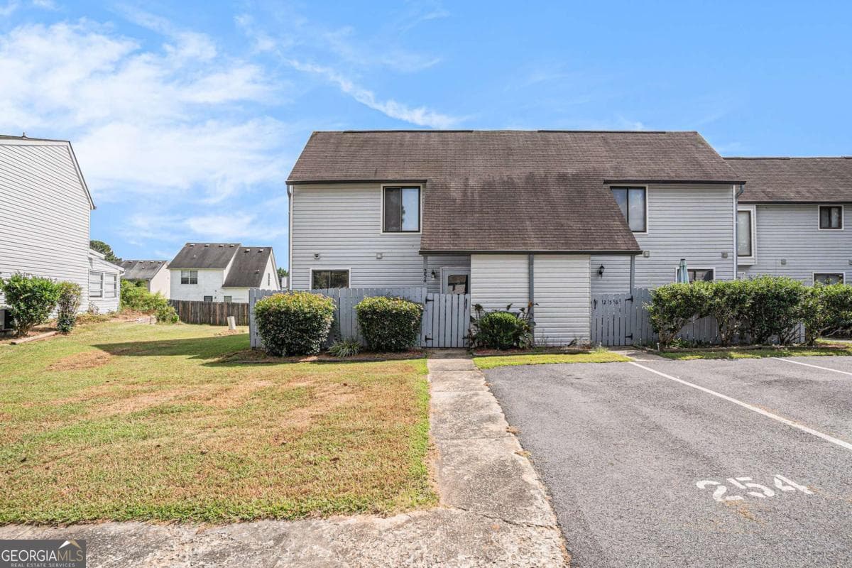 3 bedroom, 2.5 bathroom, 1,392 sq ft condominium for sale at 254 Country Club Drive, Jonesboro, GA 30238 — photo 1 of 22