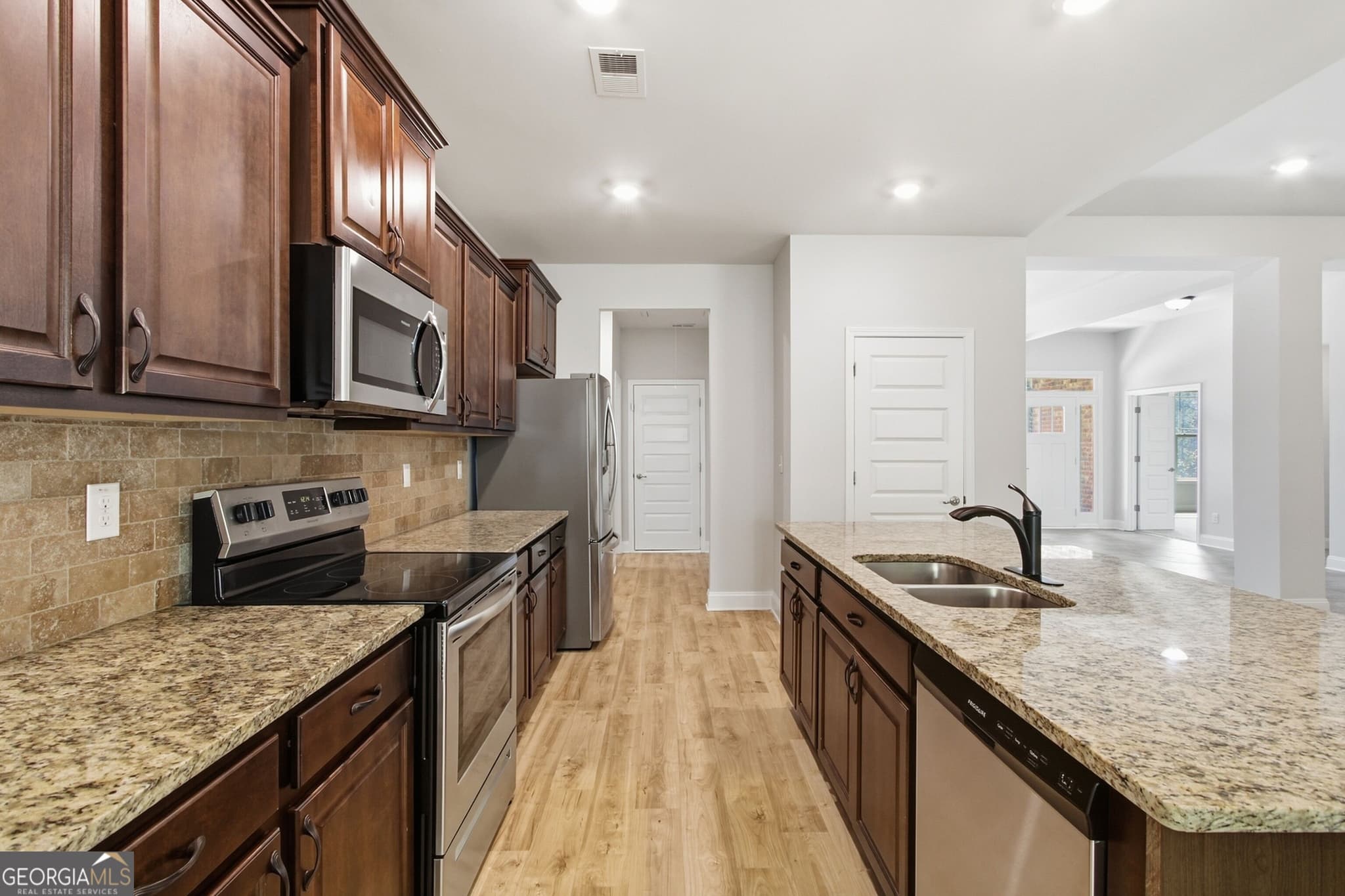 3 bedroom, 3 bathroom, 2,568 sq ft single family residence for sale at 403 Bramlett Ridge Drive, Dallas, GA 30157 — photo 2