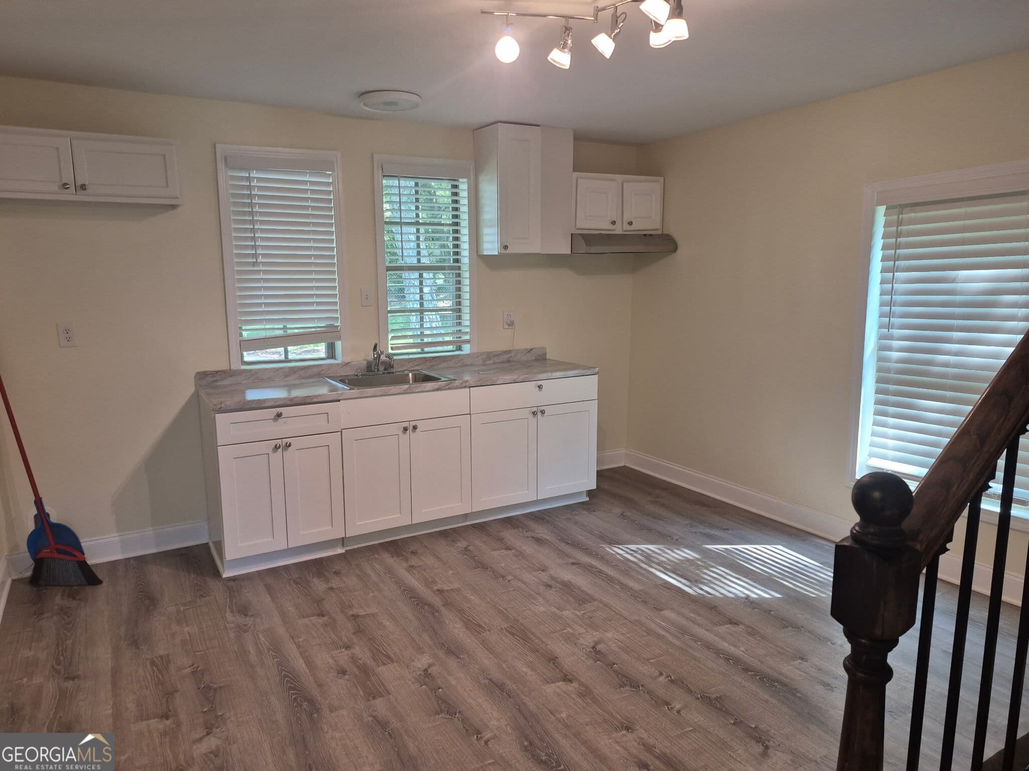 4 bedroom, 2.5 bathroom, 1,700 sq ft single family residence for sale at 395 S Elm Street, Commerce, GA 30529 — photo 2