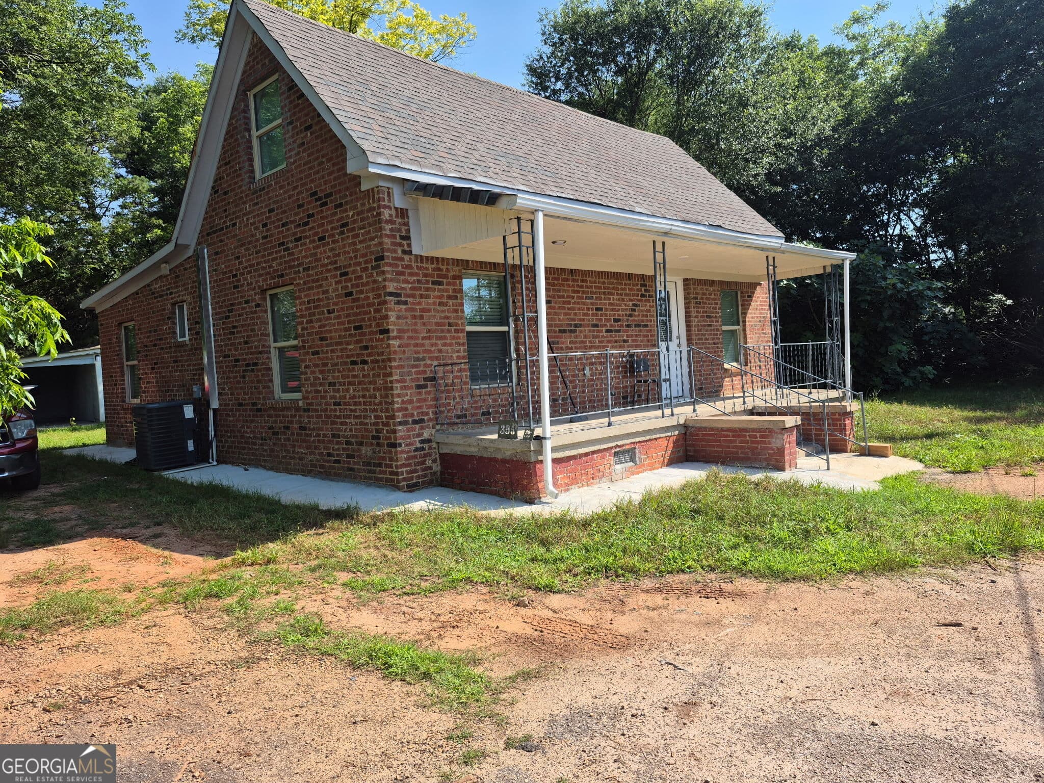4 bedroom, 2.5 bathroom, 1,700 sq ft single family residence for sale at 395 S Elm Street, Commerce, GA 30529 — photo 1 of 13