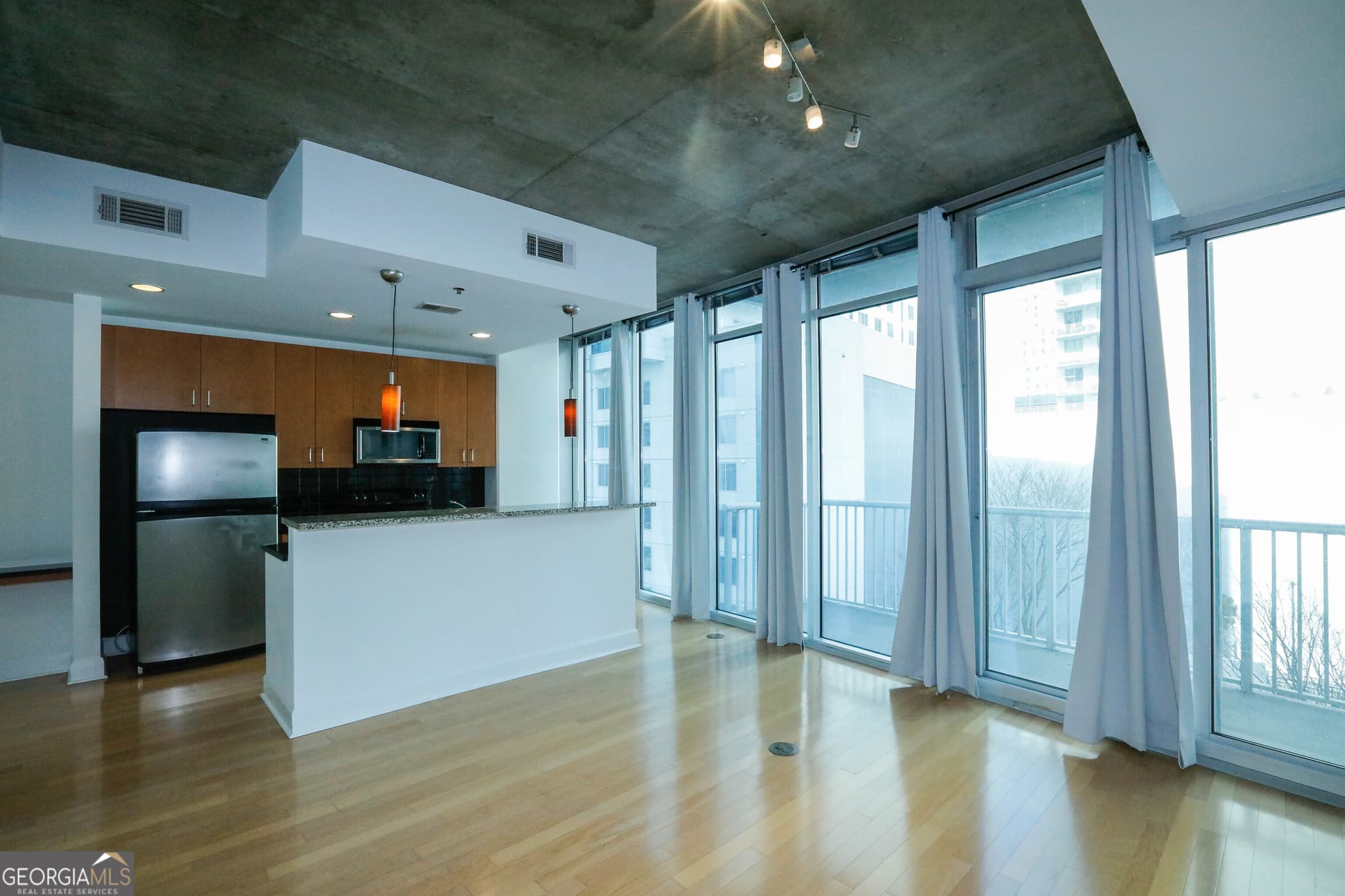 1 bedroom, 1 bathroom, 774 sq ft condominium for sale at 44 Peachtree Place 729, Atlanta, GA 30309 — photo 3