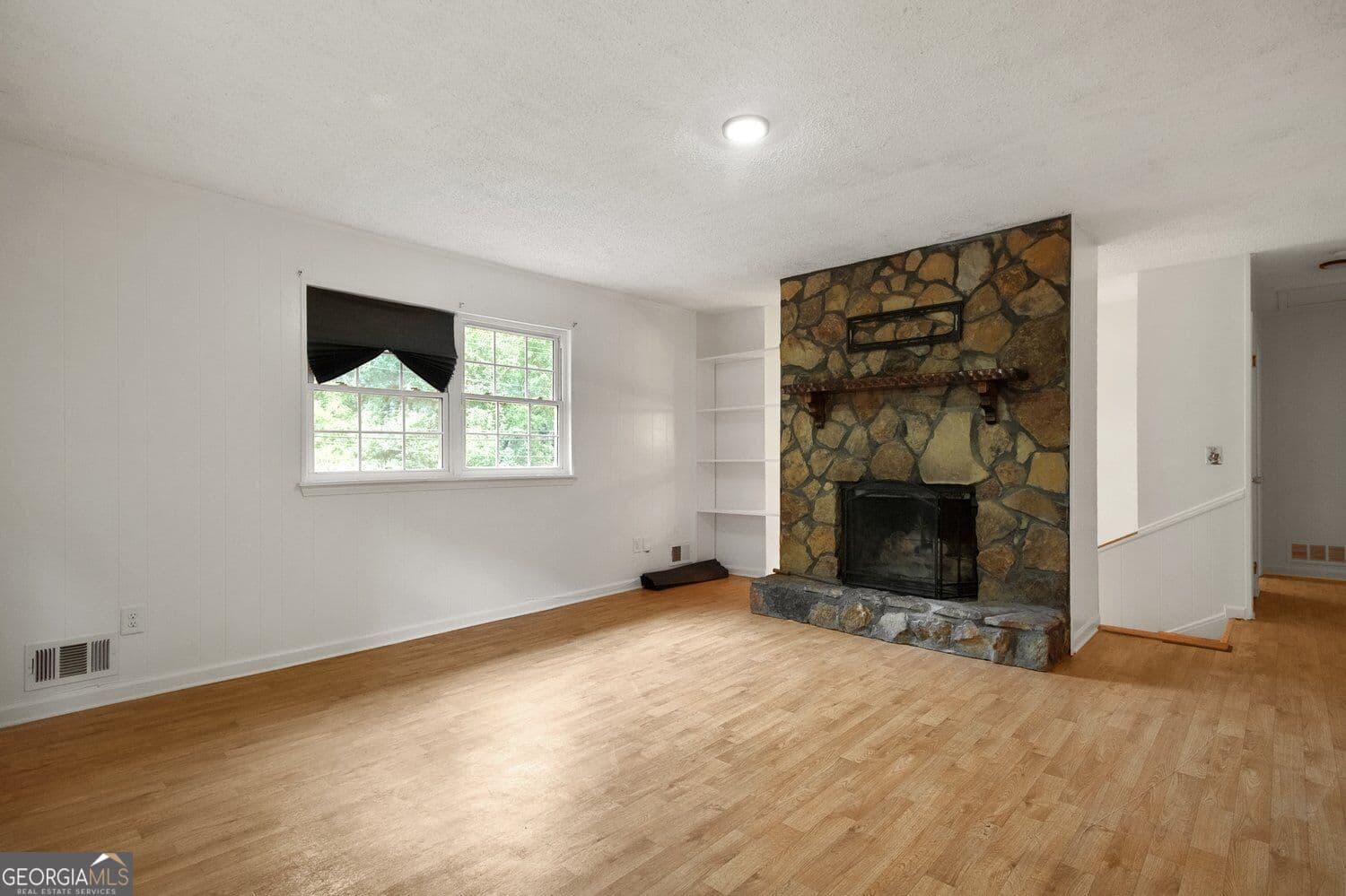 4 bedroom, 2 bathroom, 2,502 sq ft single family residence for sale at 2865 Lanier Beach South Road, Cumming, GA 30041 — photo 5