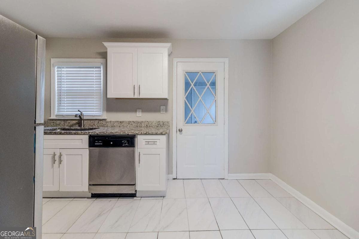 4 bedroom, 1 bathroom, 957 sq ft single family residence for sale at 2446 Lynn Iris Drive, Decatur, GA 30032 — photo 2