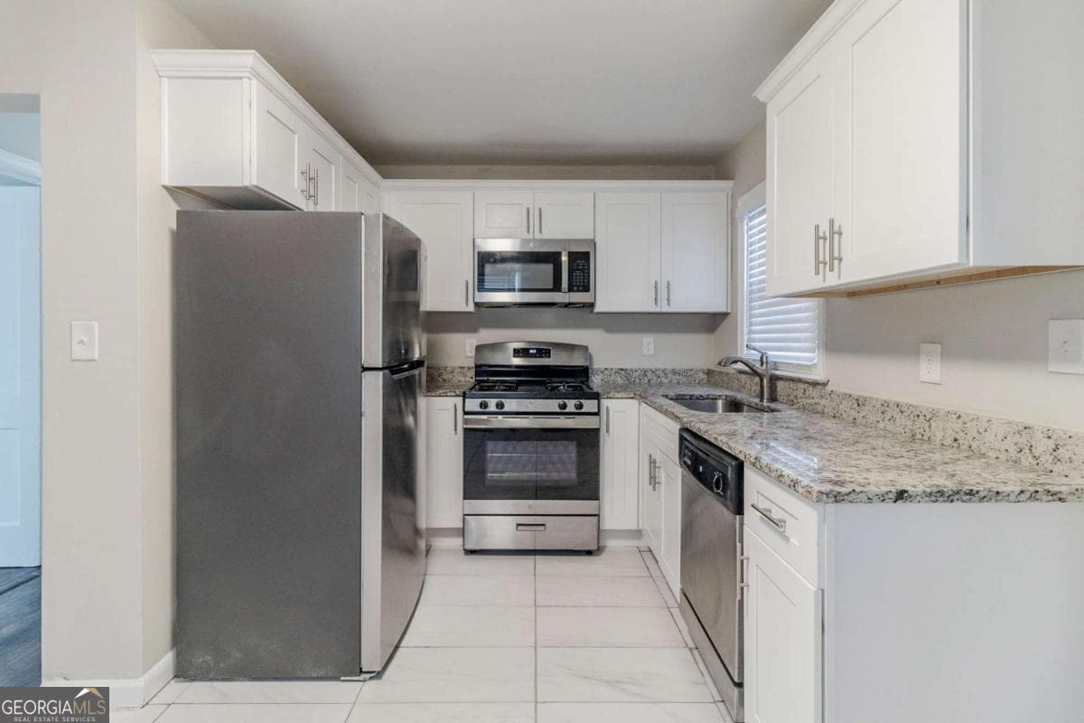 4 bedroom, 1 bathroom, 957 sq ft single family residence for sale at 2446 Lynn Iris Drive, Decatur, GA 30032 — photo 3