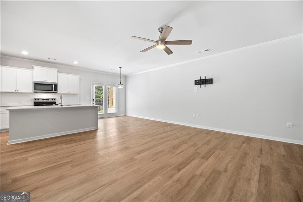 3 bedroom, 2.5 bathroom, 1,904 sq ft townhouse for sale at 6710 Corryton Street, Flowery Branch, GA 30542 — photo 3