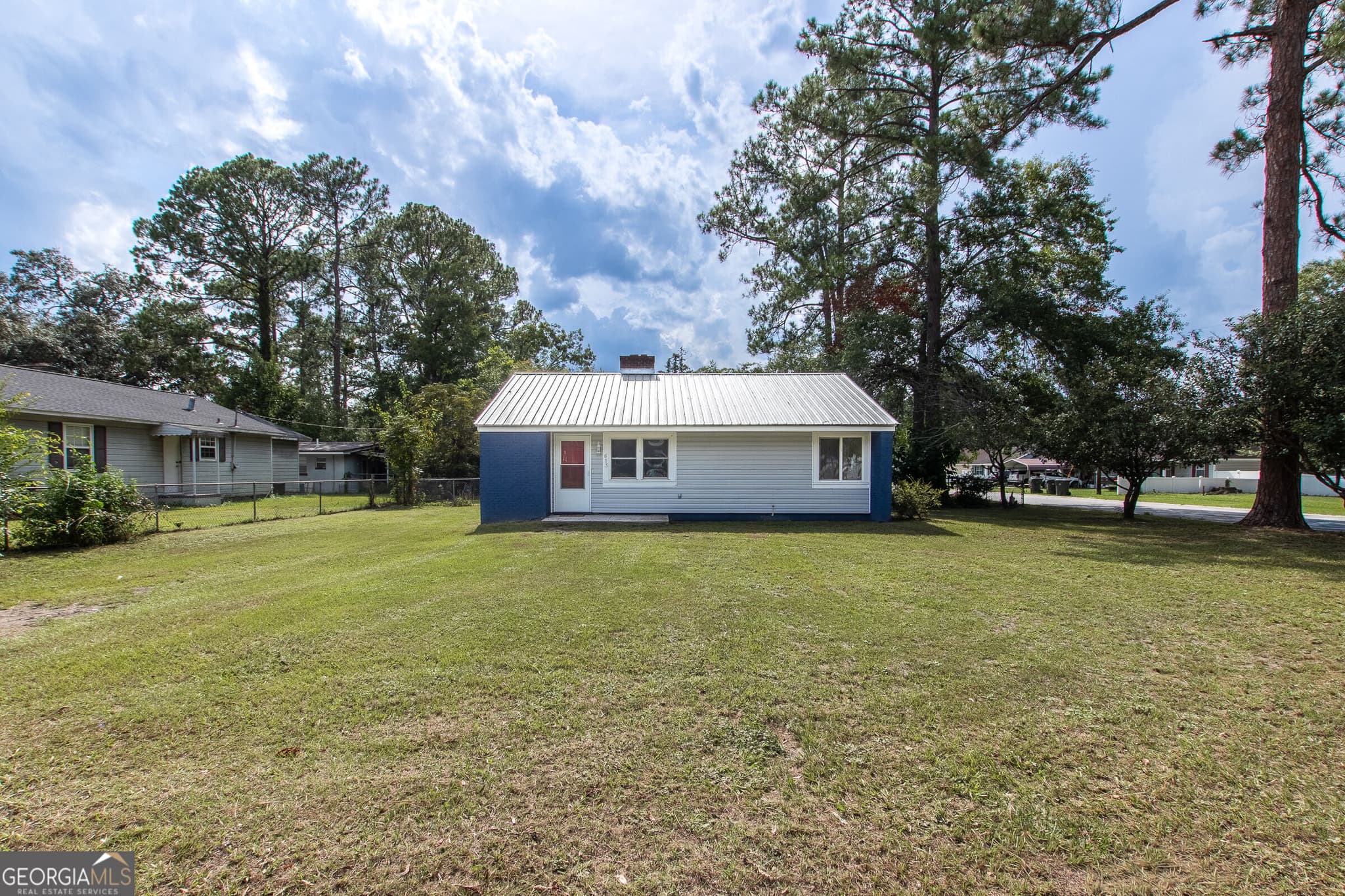 2 bedroom, 1 bathroom, 906 sq ft single family residence under contract at 613 N Crawford Street, Waycross, GA 31503 — photo 2